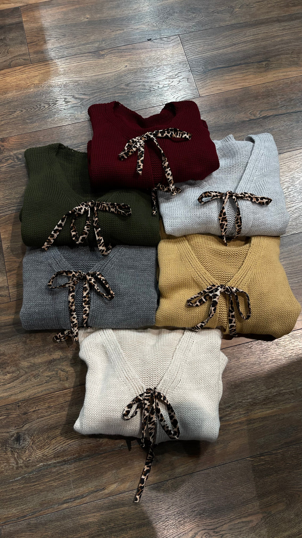 STRICK-CARDIGAN MIT LEOPARDEN-SCHLEIFEN – HELLGRAU