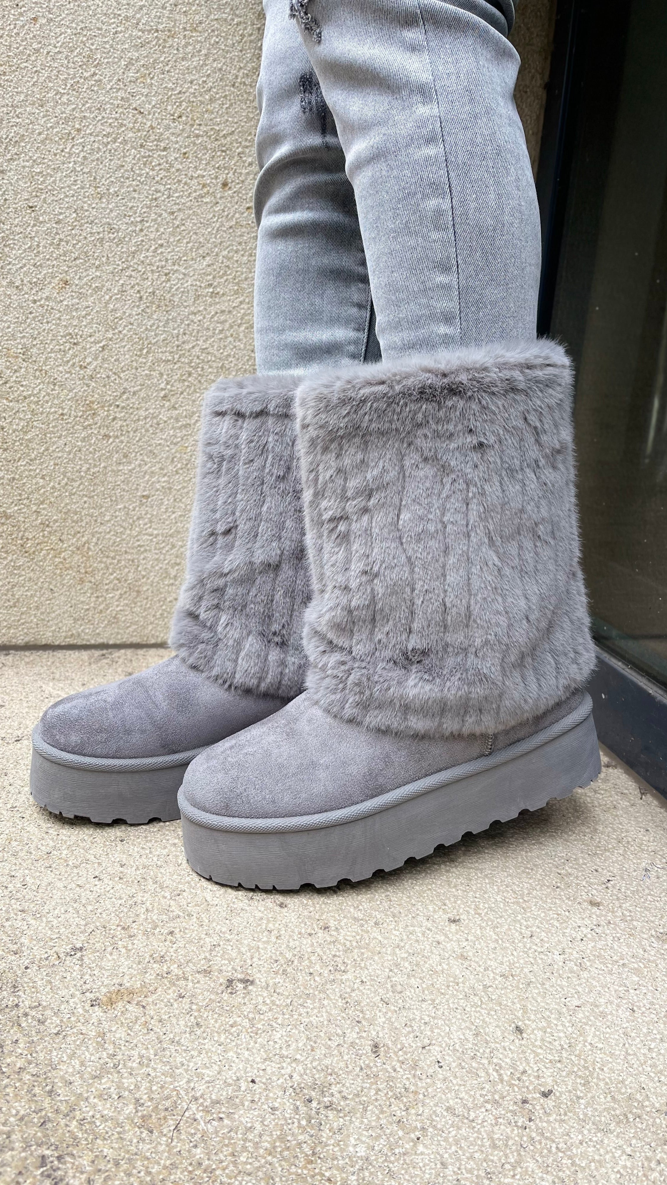 KUSCHELIGE FELL BOOTS – GRAU