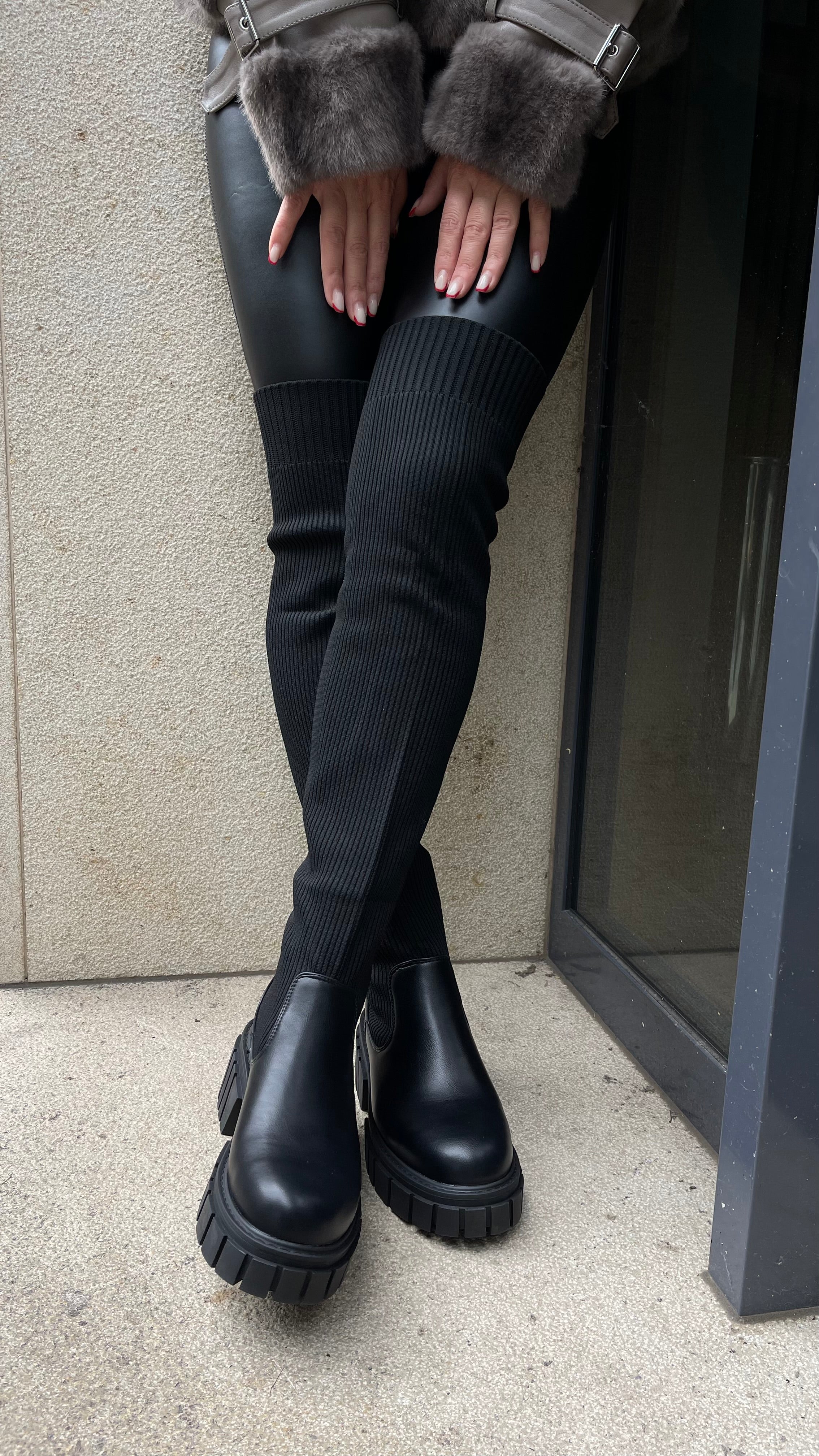 OVERKNEE-STIEFEL MIT STRICK-DETAIL IN SCHWARZ