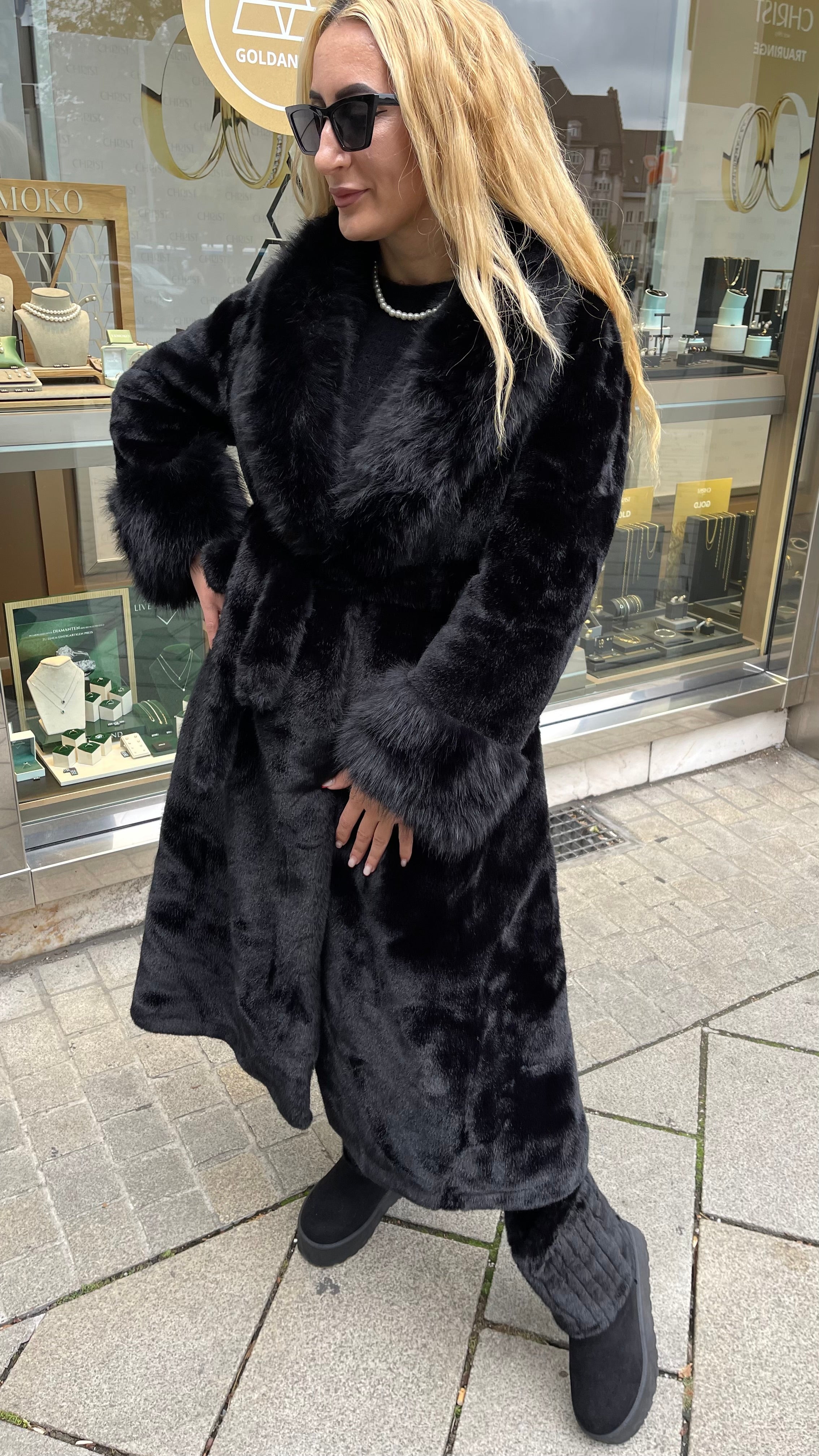 LUXURIÖSER WINTERMANTEL IN SCHWARZ