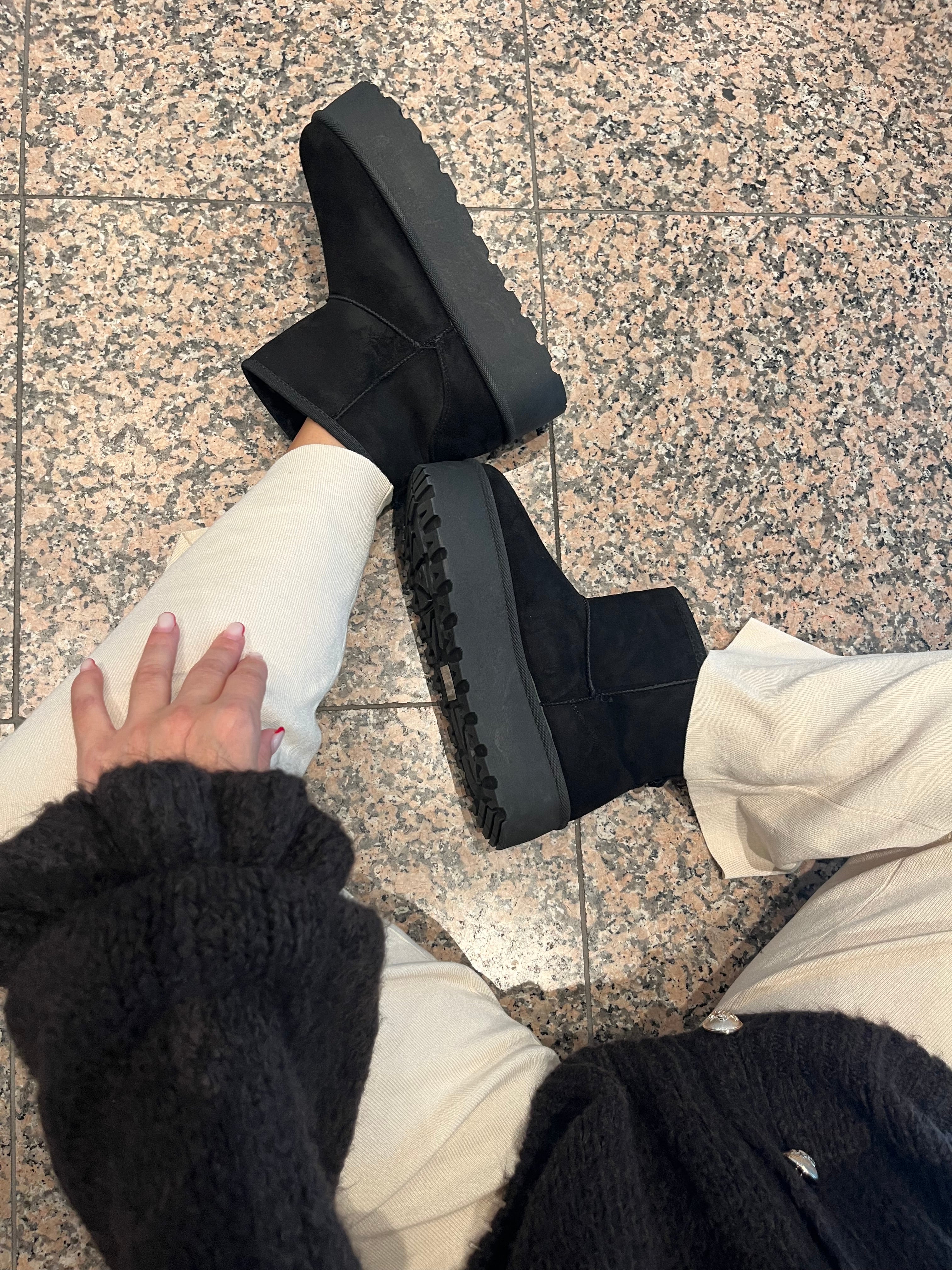GEFÜTTERTE PLATEAU BOOTS IN SCHWARZ