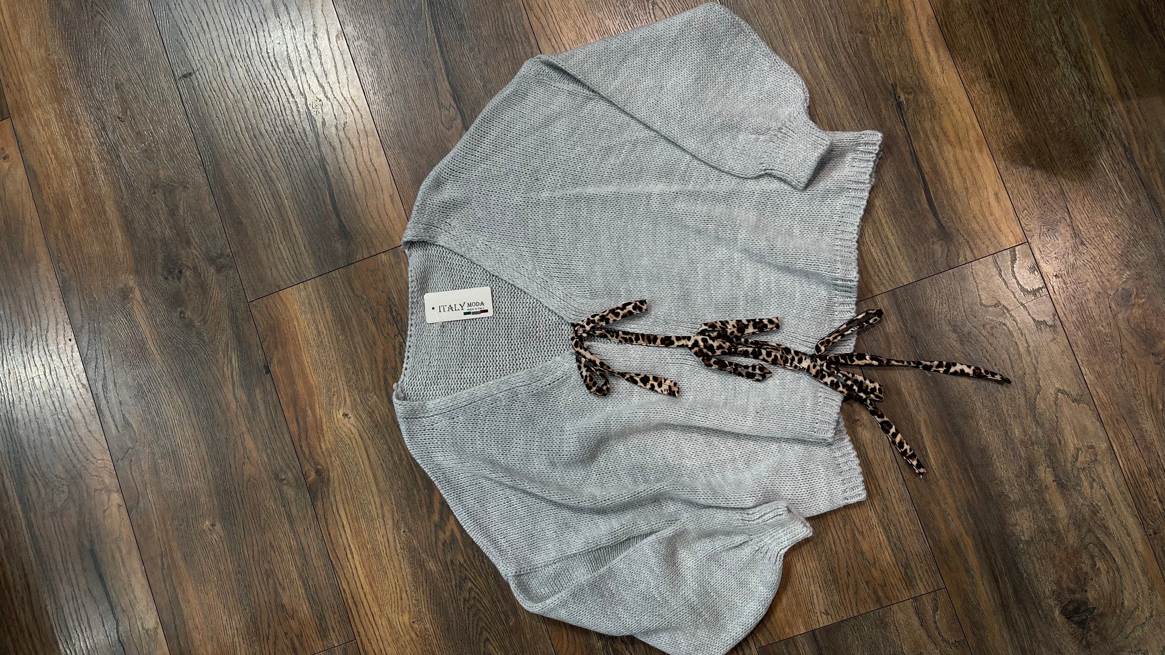 STRICK-CARDIGAN MIT LEOPARDEN-SCHLEIFEN – HELLGRAU