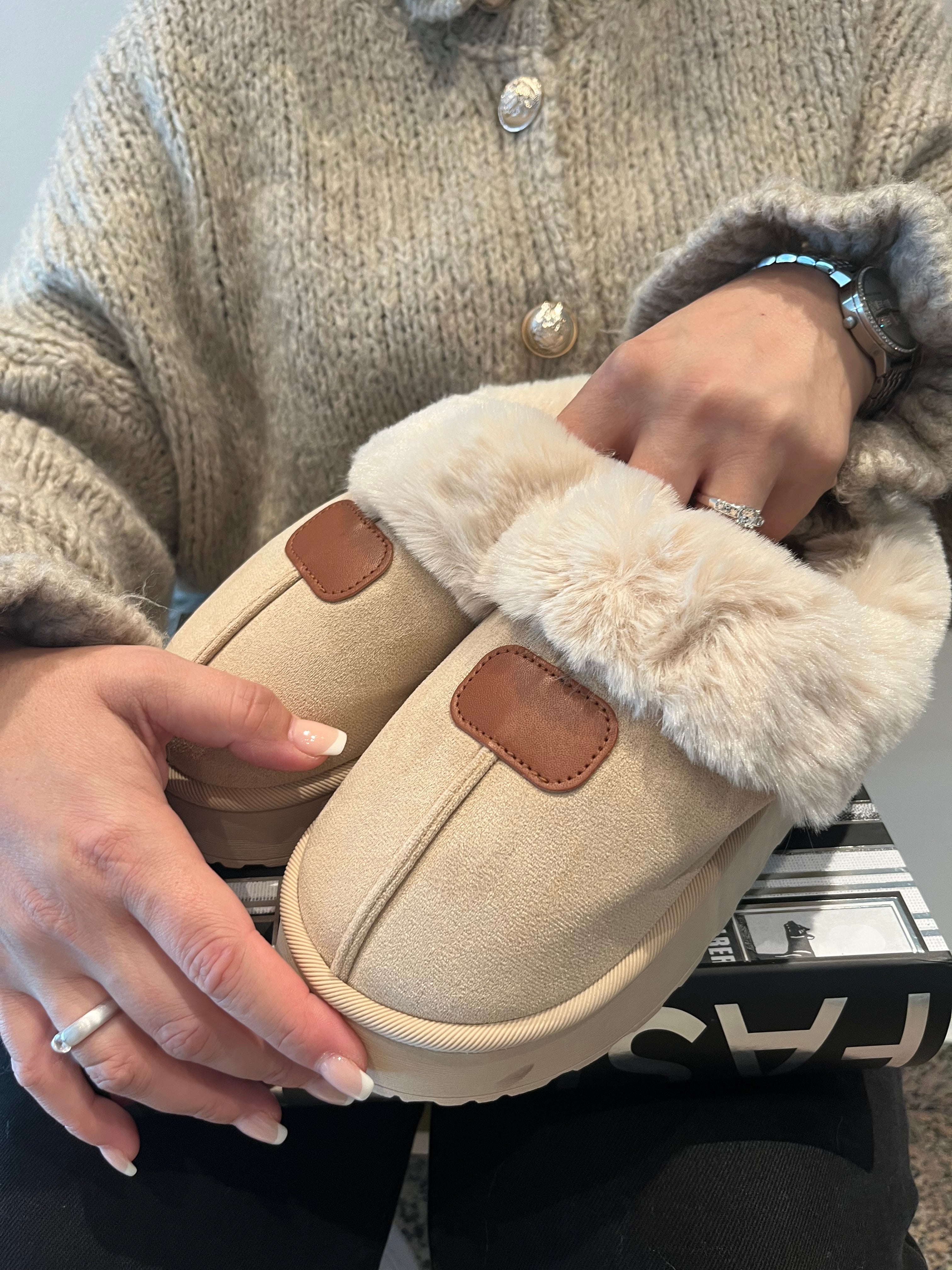 GEFÜTTERTE PANTOLETTE IN BEIGE