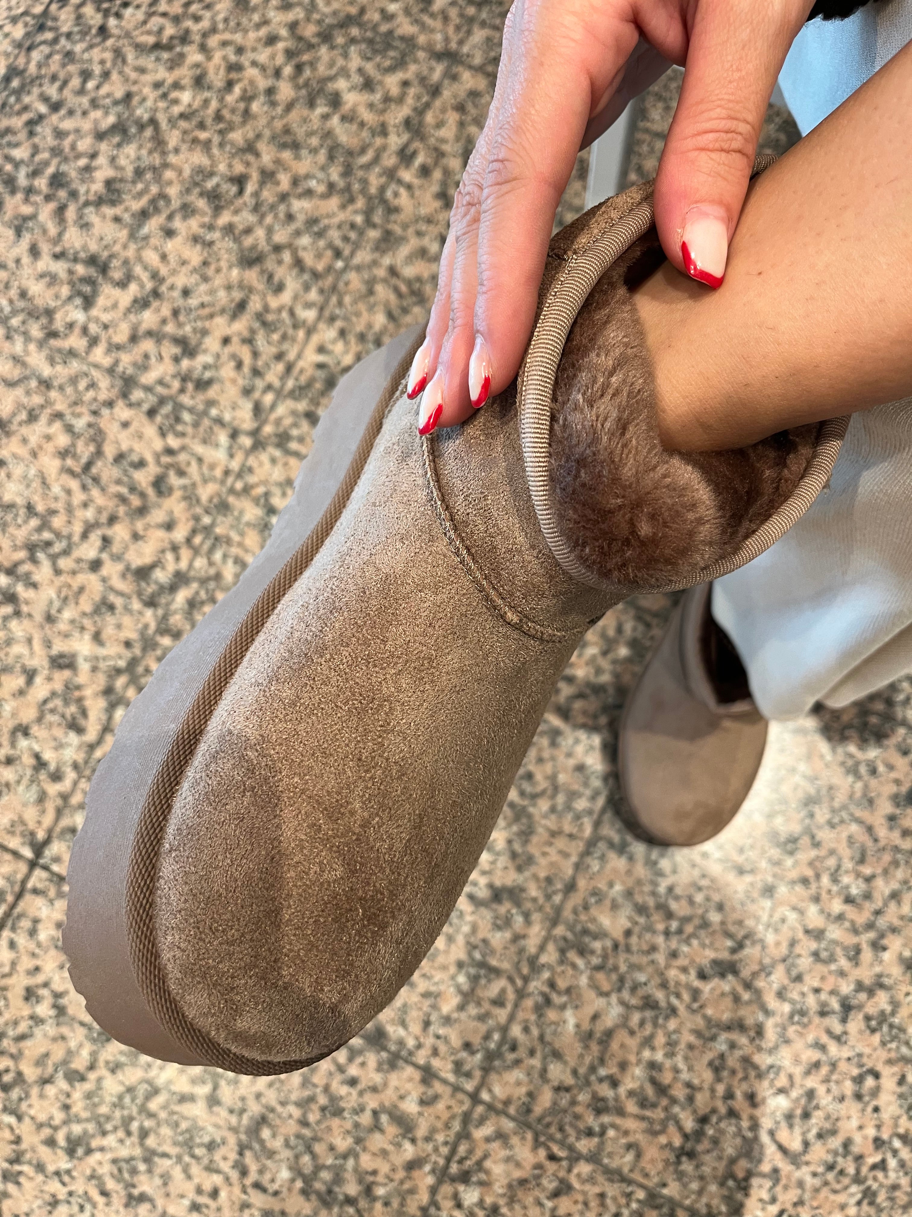 GEFÜTTERTE PLATEAU BOOTS IN TAUPE