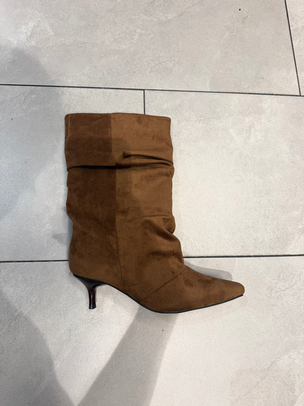 Elegant raffte Schlupfstiefel mit Kitten Heel in Cognacbraun