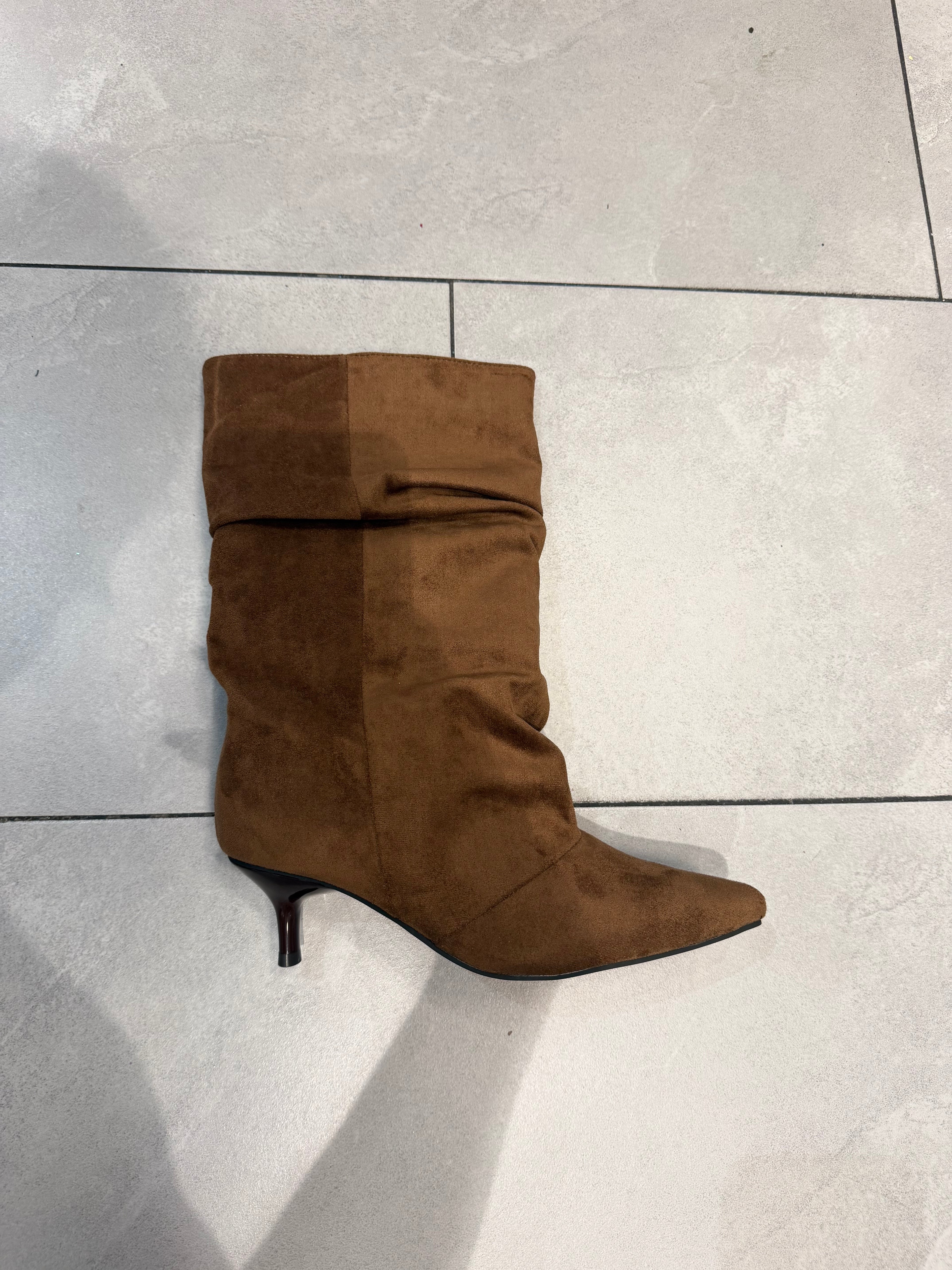 Elegant raffte Schlupfstiefel mit Kitten Heel in Cognacbraun