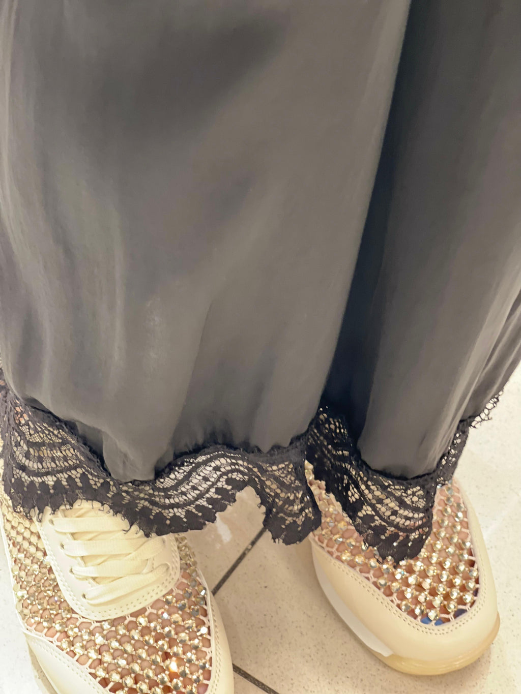 Viskose Hose mit Spitze