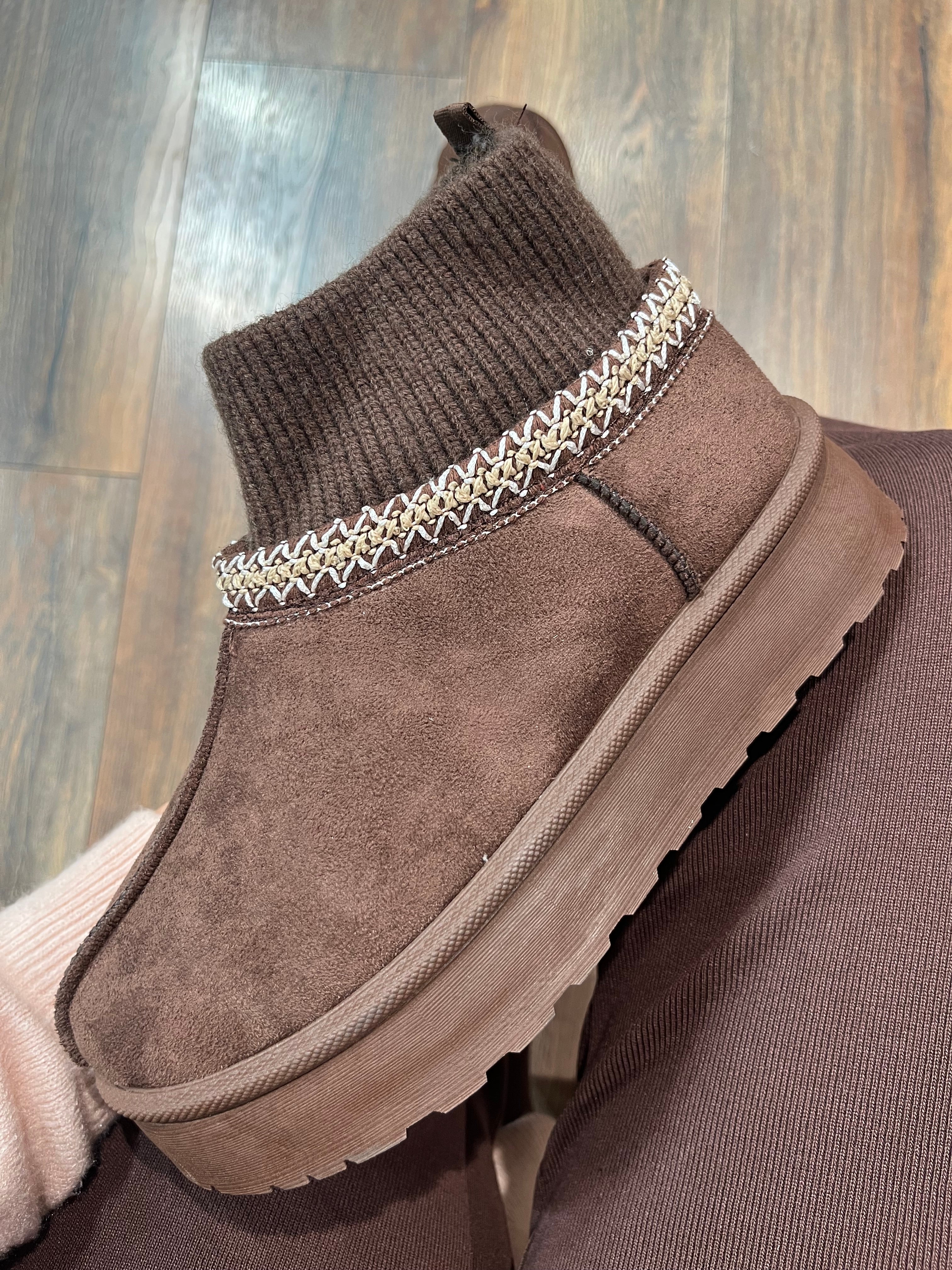 GEFÜTTERTE PLATEAU BOOTS IN BRAUN