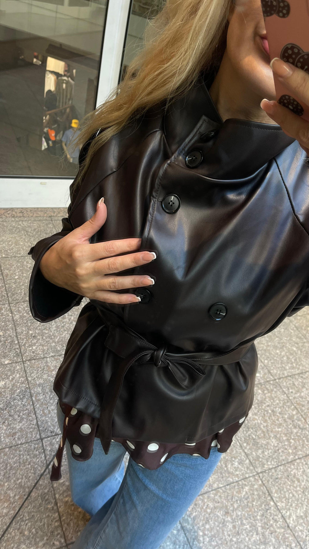 Shorter Kunstleder-Trenchcoat mit Hohem Stehkragen & Bindegürtel