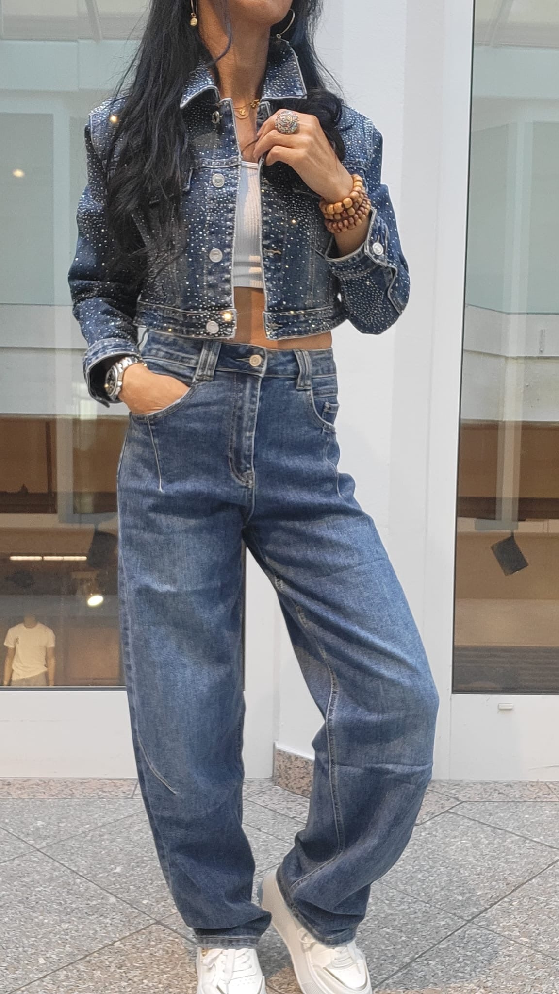 Jeansjacke mit Strasssteinen – Glamour & Denim Look