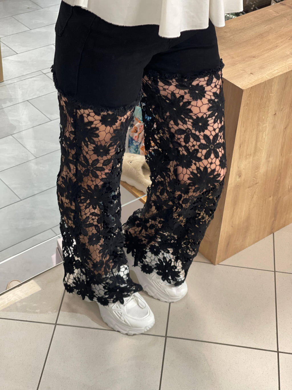 Jeans Vera mit Spitze Stickerei