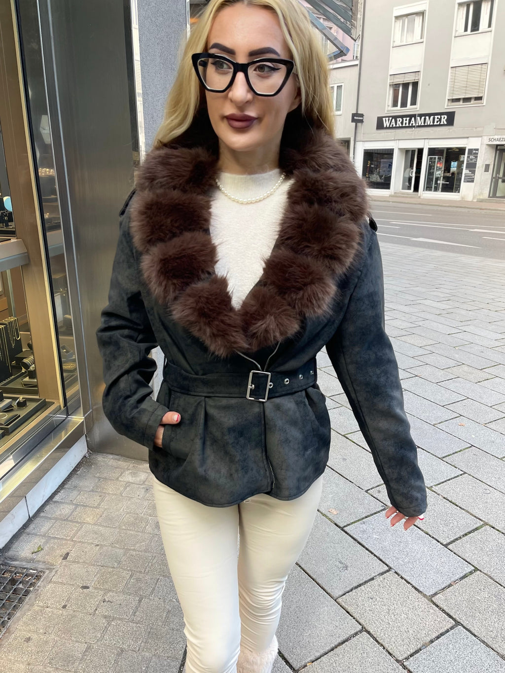 VELOURS JACKE MIT FELLKRAGEN – SPORTLICH ELEGANT