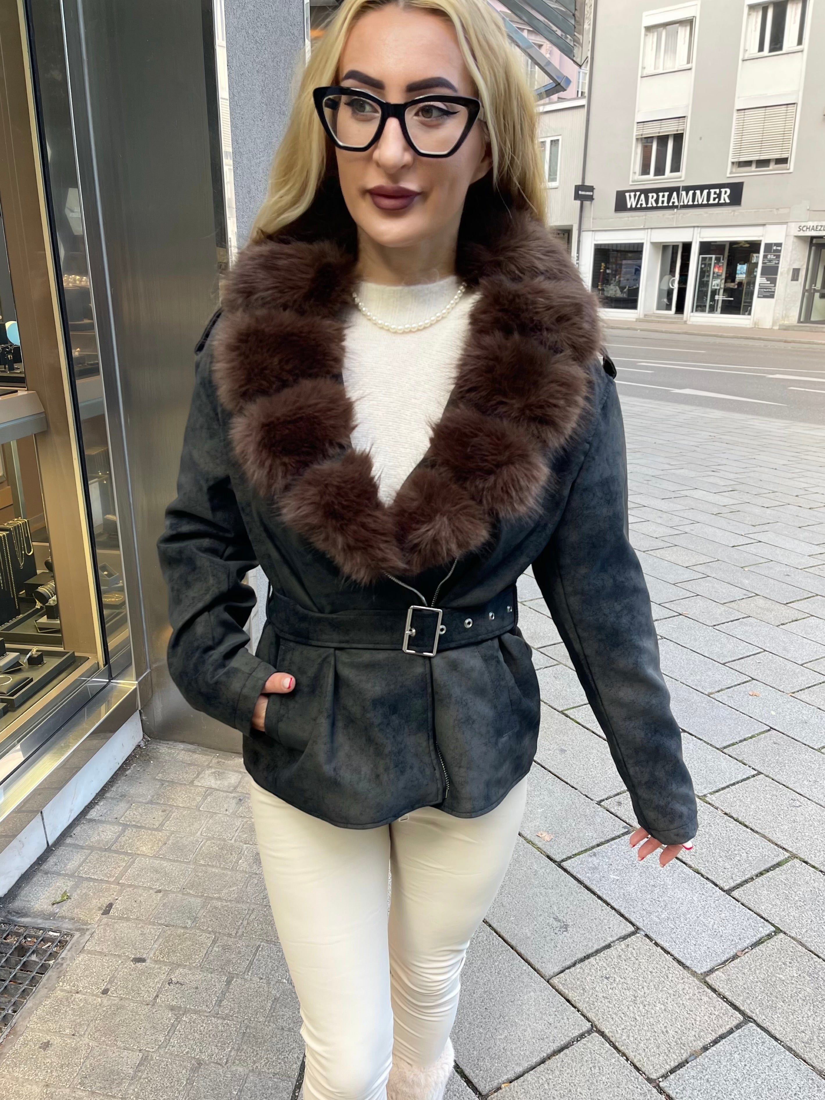 VELOURS JACKE MIT FELLKRAGEN – SPORTLICH ELEGANT