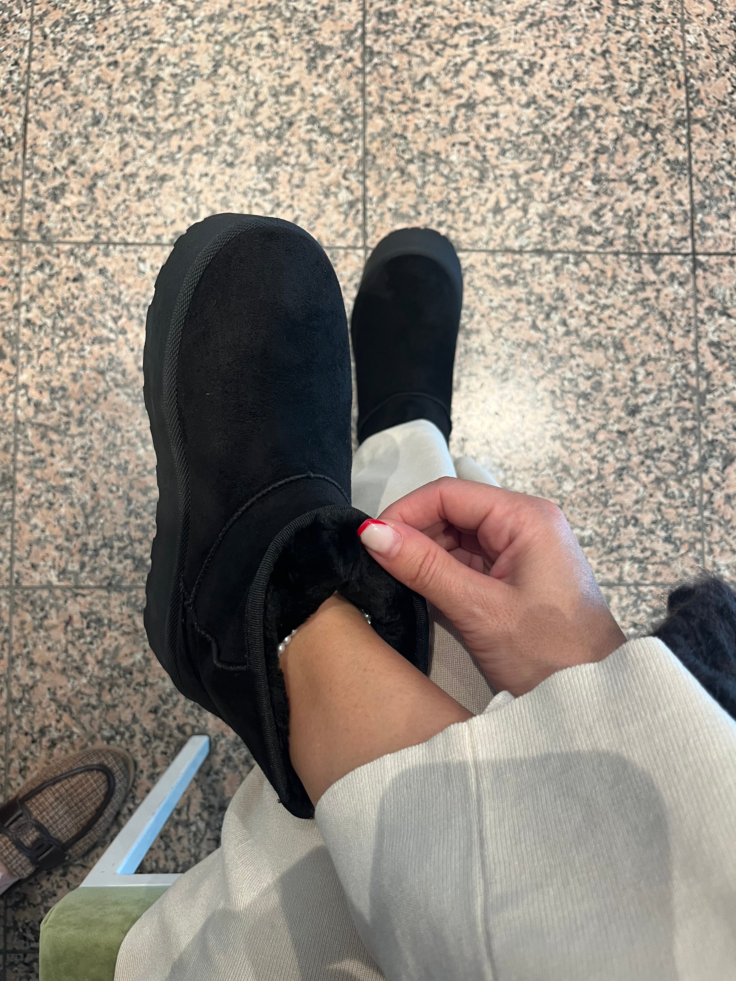 GEFÜTTERTE PLATEAU BOOTS IN SCHWARZ