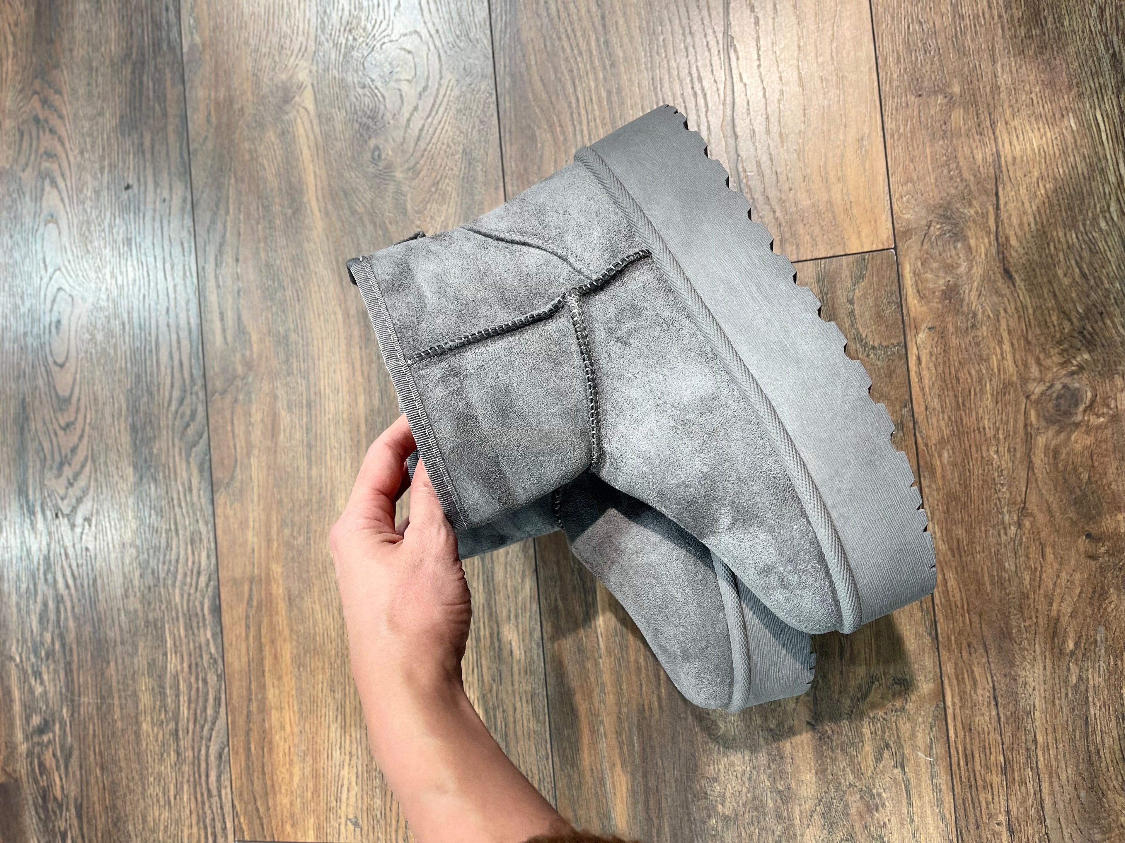 GEFÜTTERTE PLATEAU BOOTS IN GRAU