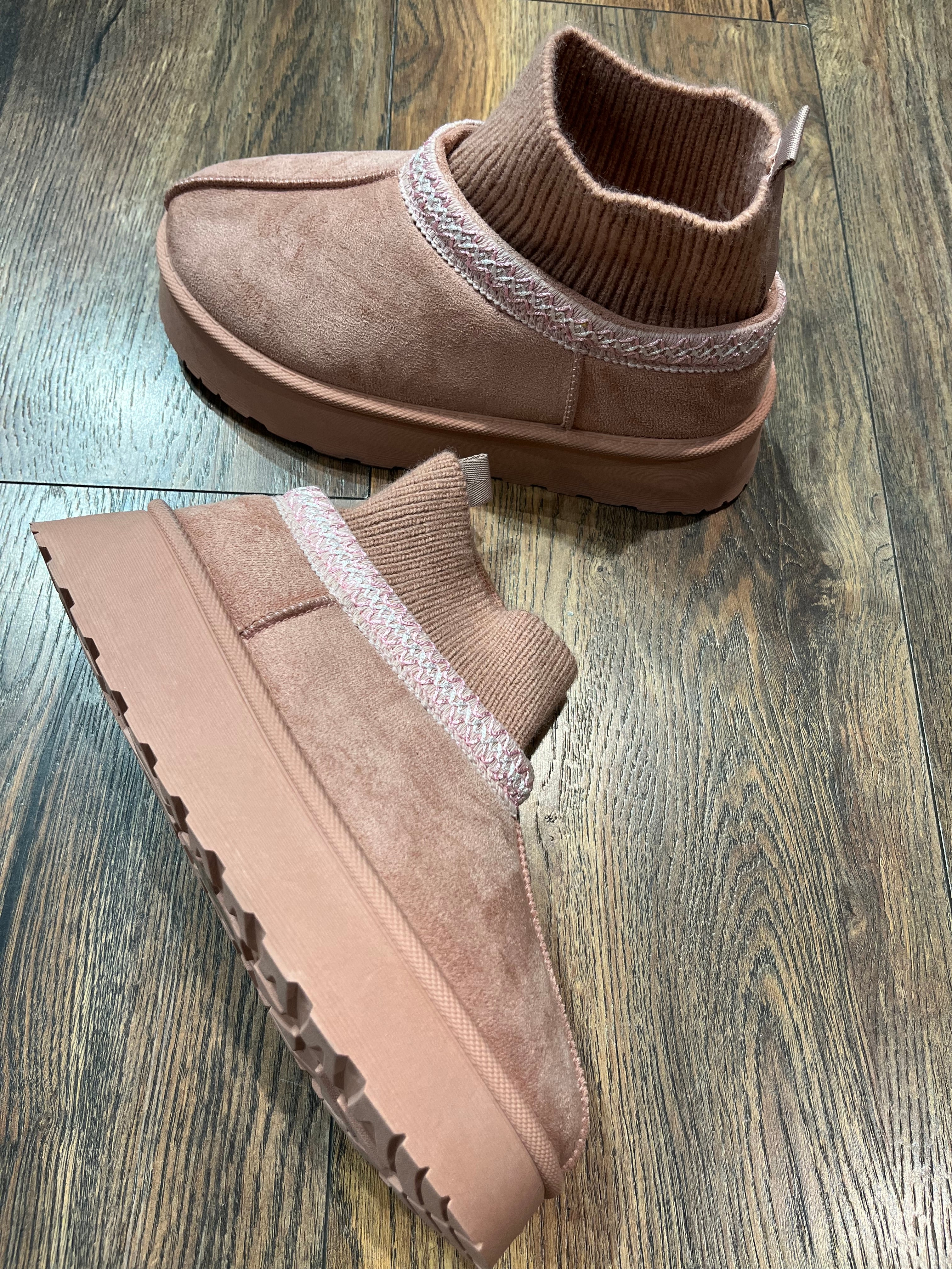 GEFÜTTERTE PLATEAU BOOTS IN ROSA