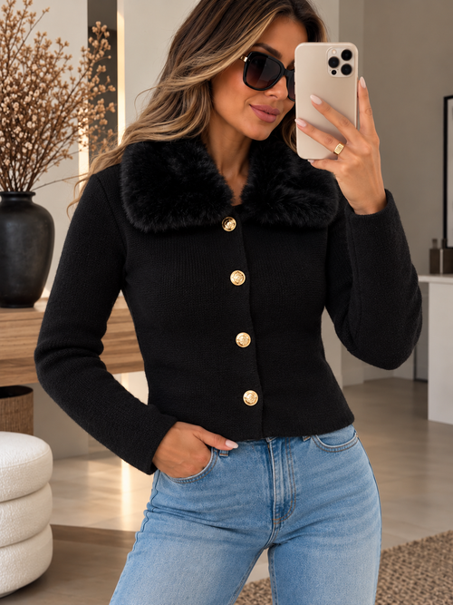 Damen Strickjacke mit Fellkragen und goldenen Knöpfen
