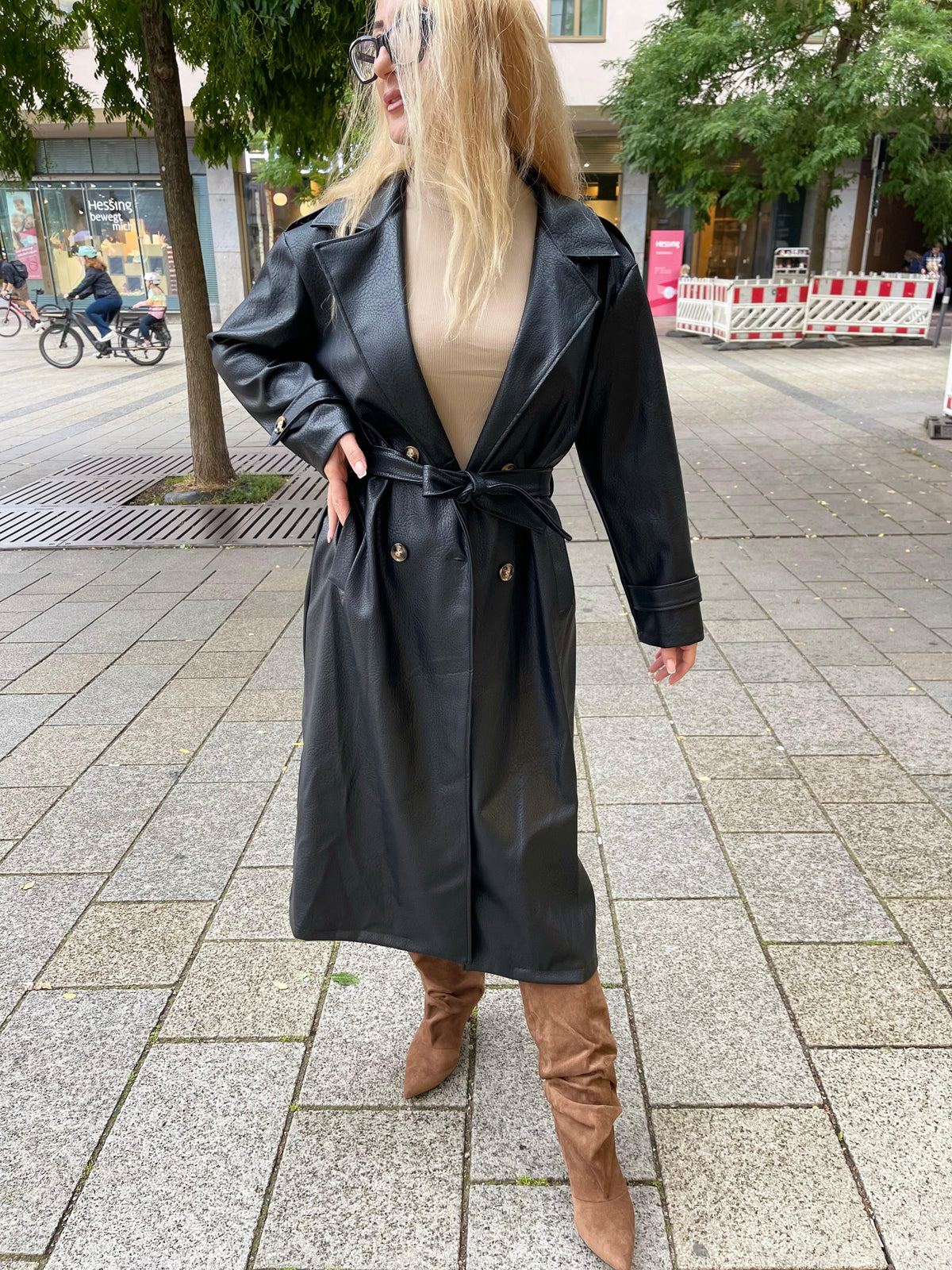Eleganter Damen-Trenchcoat aus hochwertigem Kunstleder