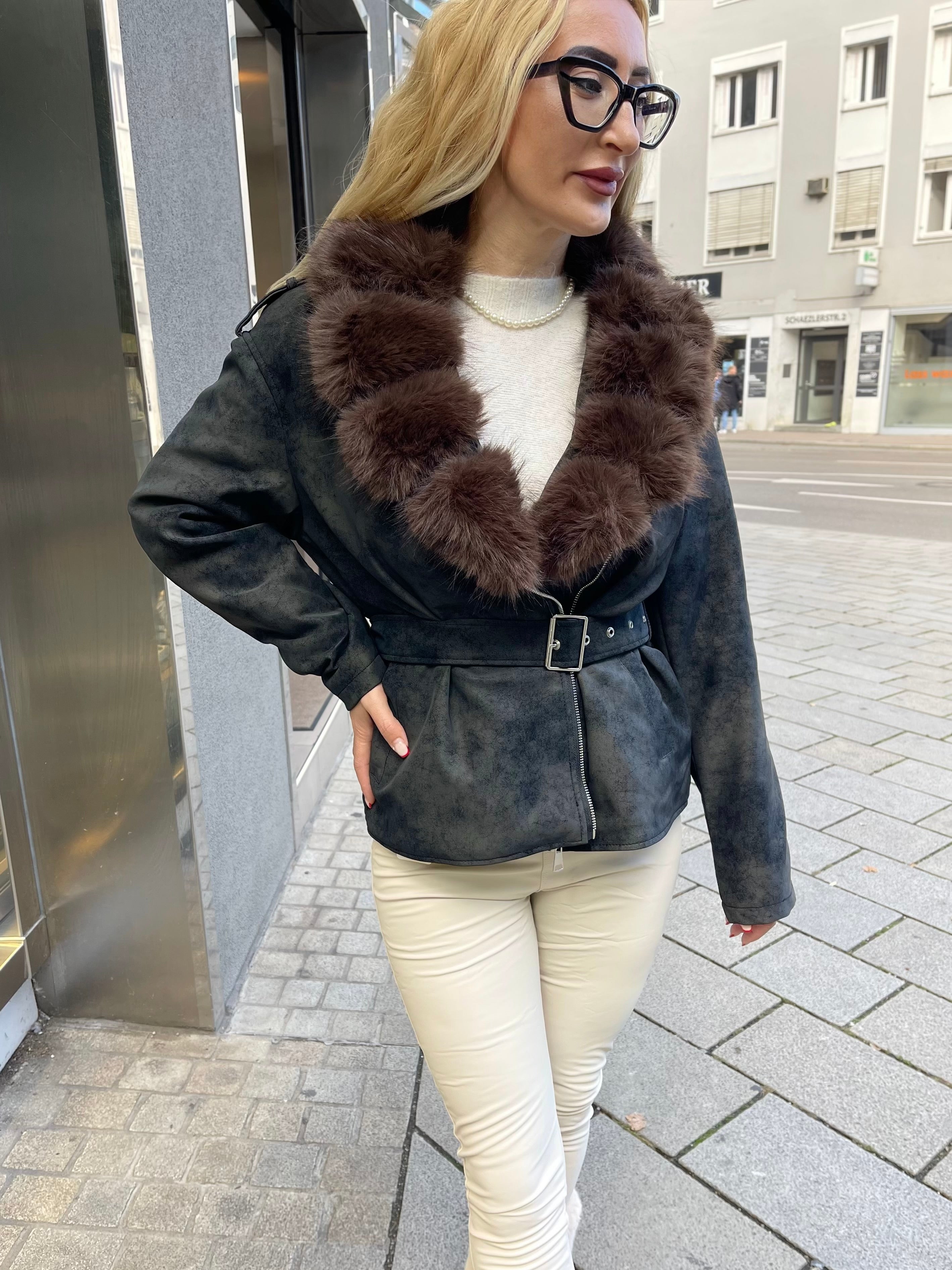 VELOURS JACKE MIT FELLKRAGEN – SPORTLICH ELEGANT