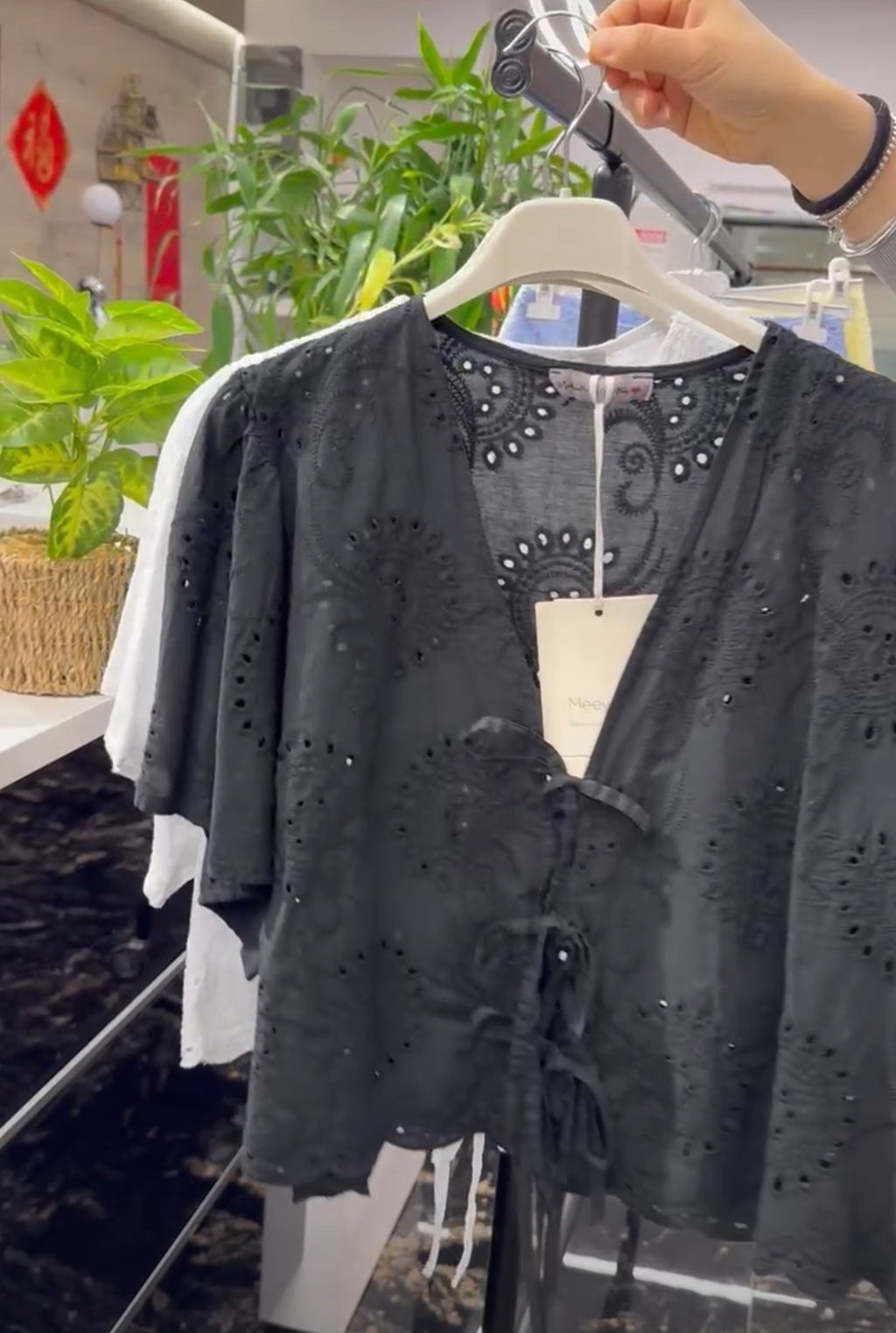 Kurzarm-Bluse mit Lochstickerei Andrea