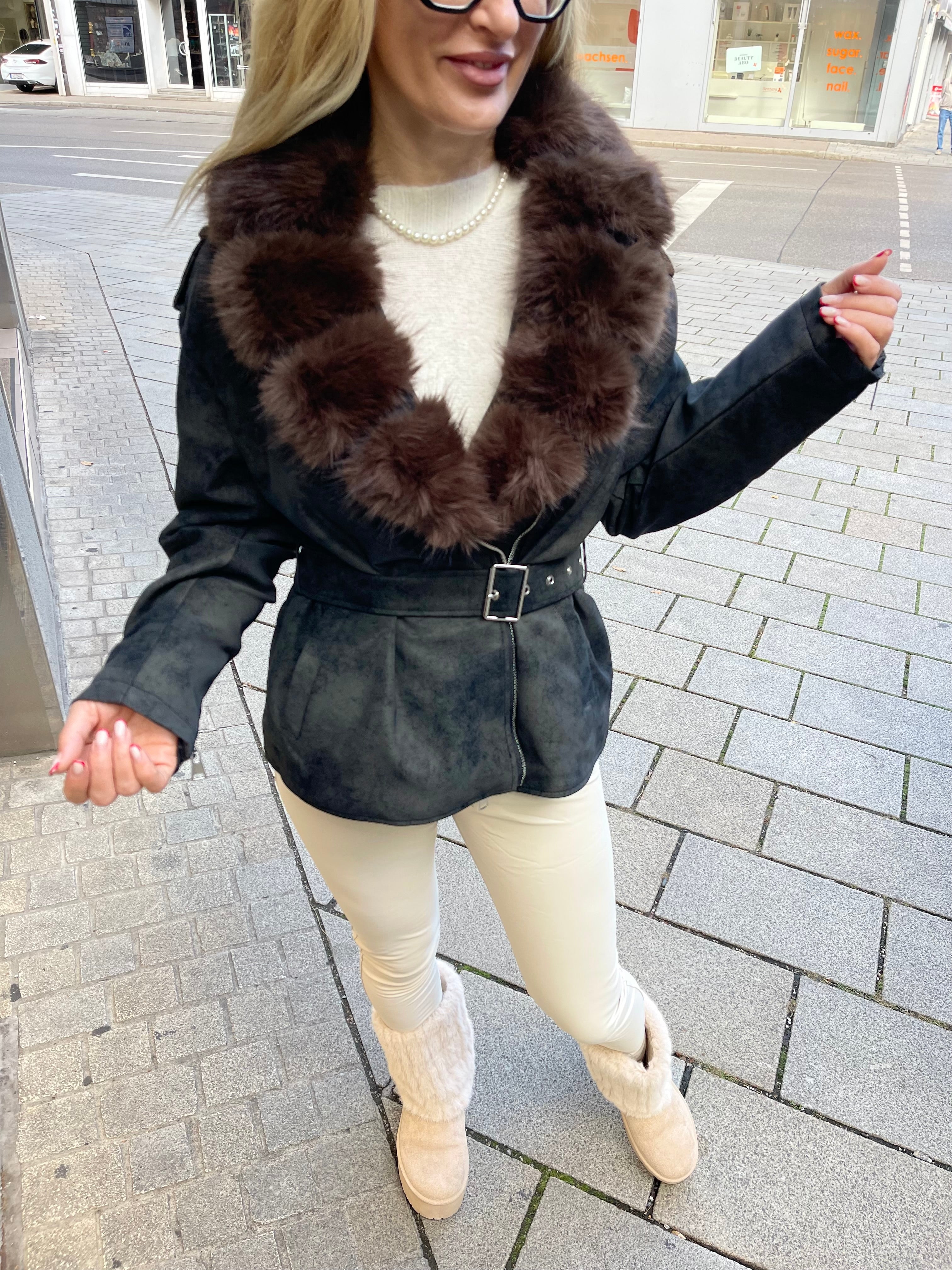 VELOURS JACKE MIT FELLKRAGEN – SPORTLICH ELEGANT
