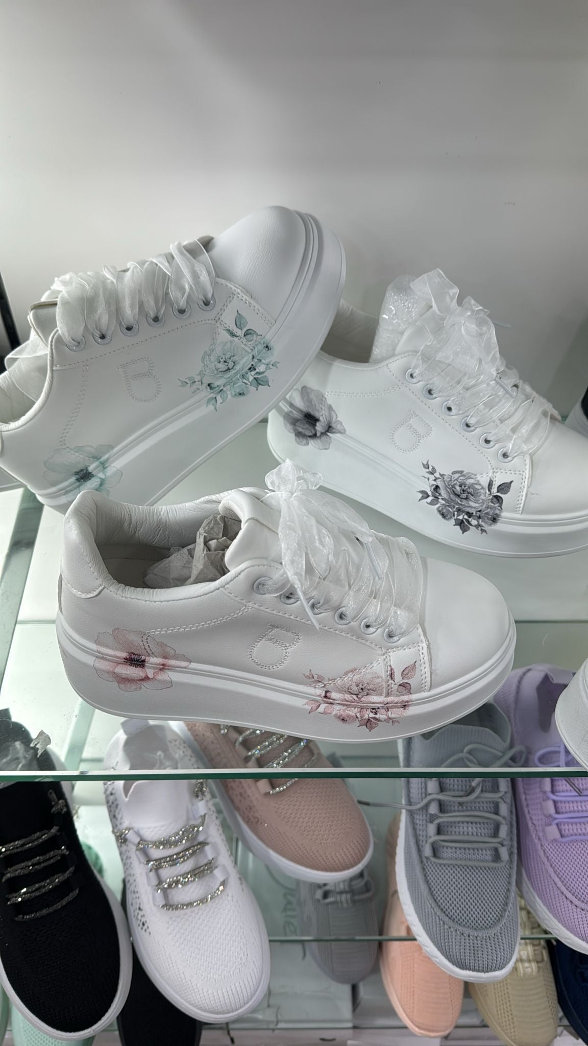 Sneakers in weiss/rosa Blumen