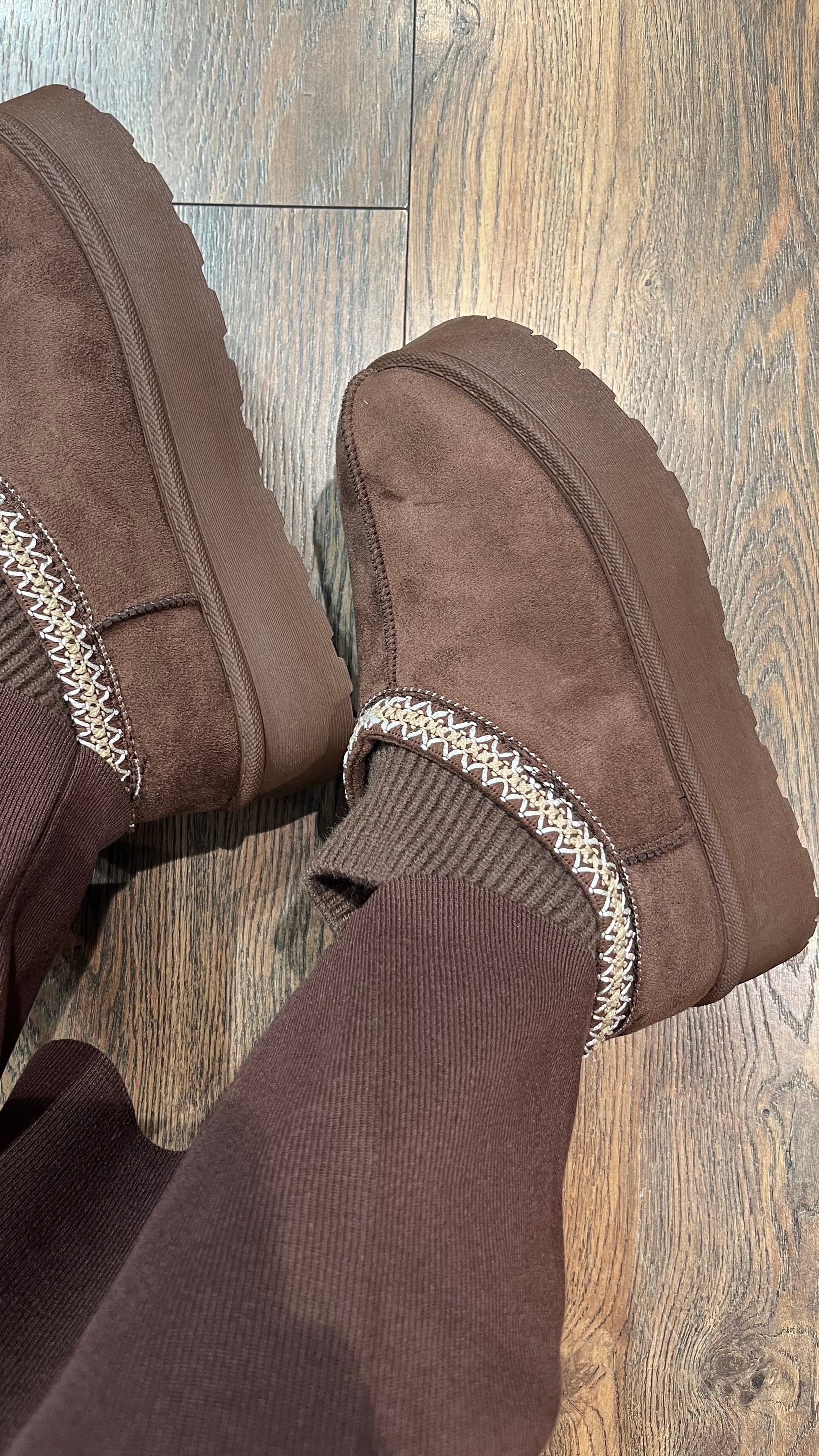 GEFÜTTERTE PLATEAU BOOTS IN BRAUN