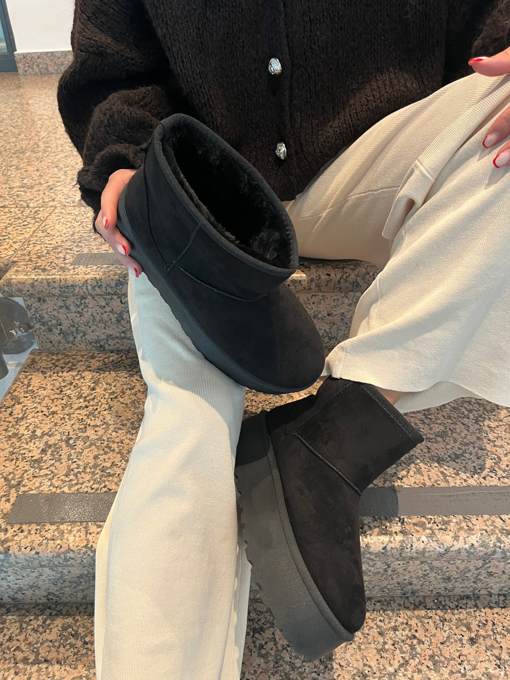GEFÜTTERTE PLATEAU BOOTS IN SCHWARZ