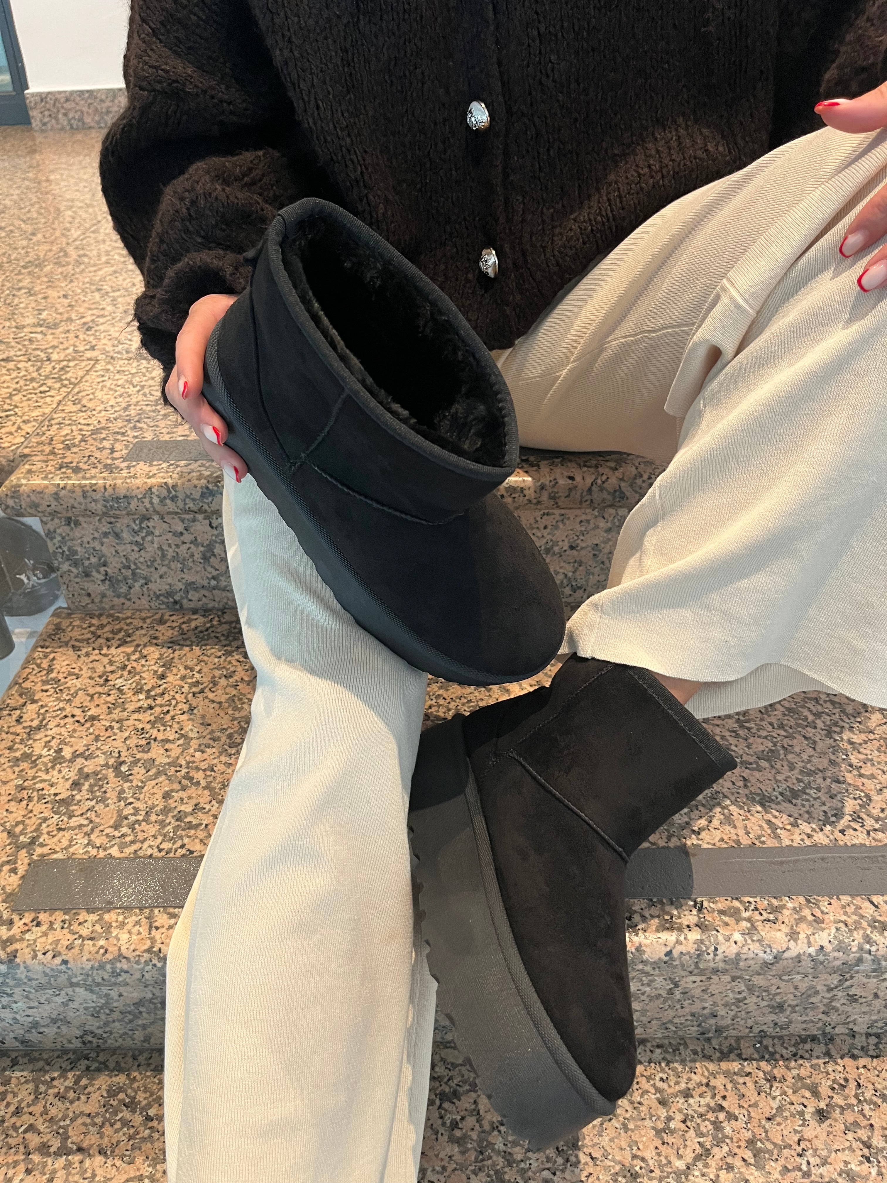 GEFÜTTERTE PLATEAU BOOTS IN SCHWARZ