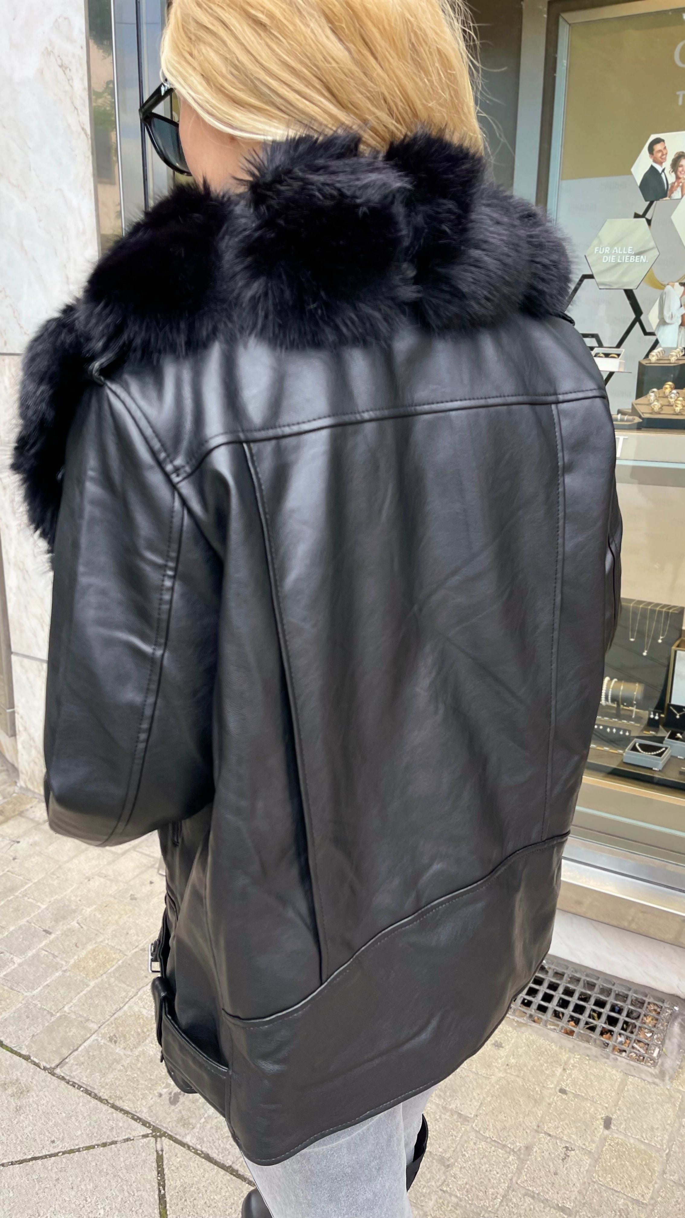 GEFÜTTERTE LEDERJACKE  MIT FELL IN SCHWARZ