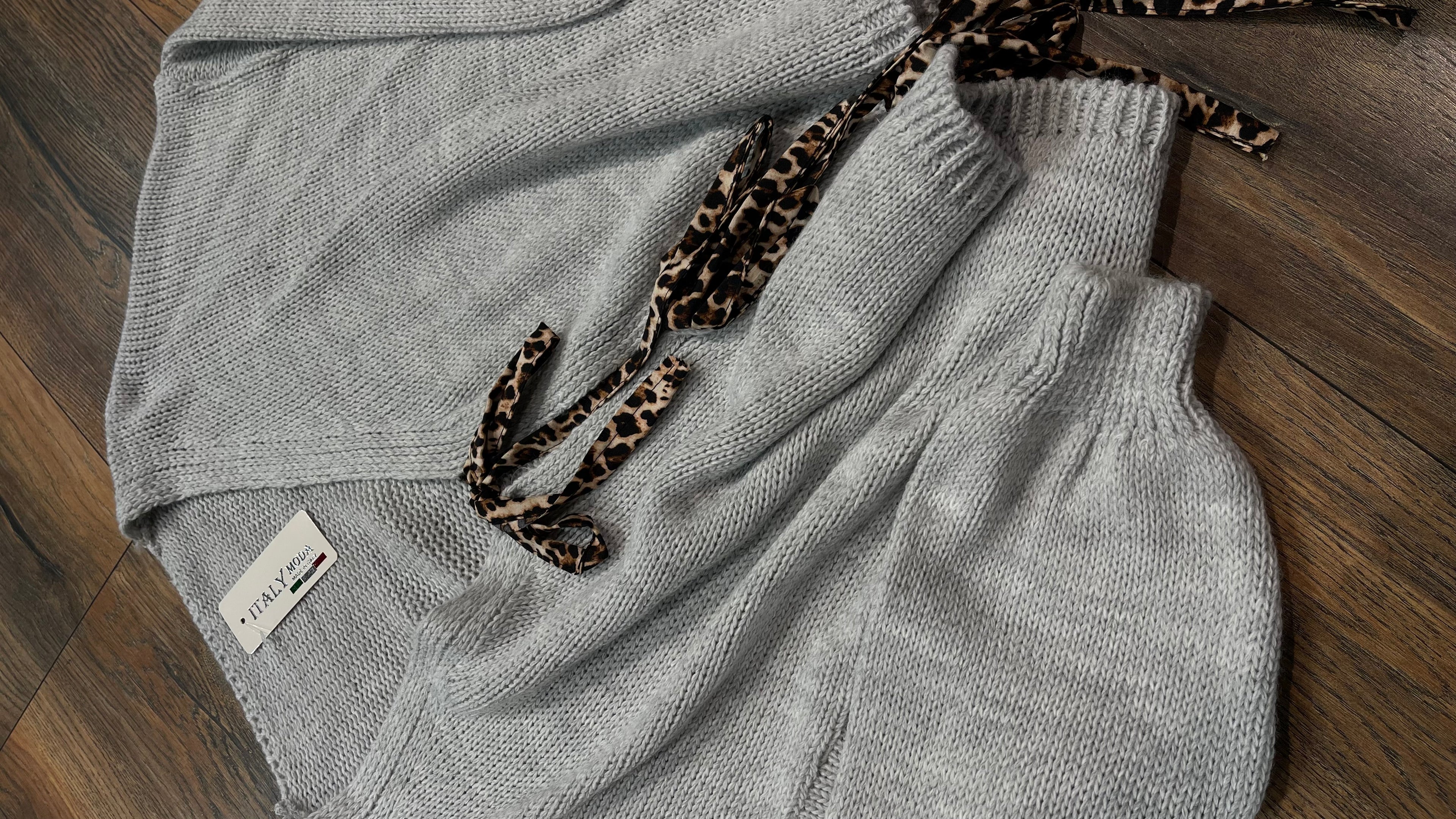 STRICK-CARDIGAN MIT LEOPARDEN-SCHLEIFEN – HELLGRAU