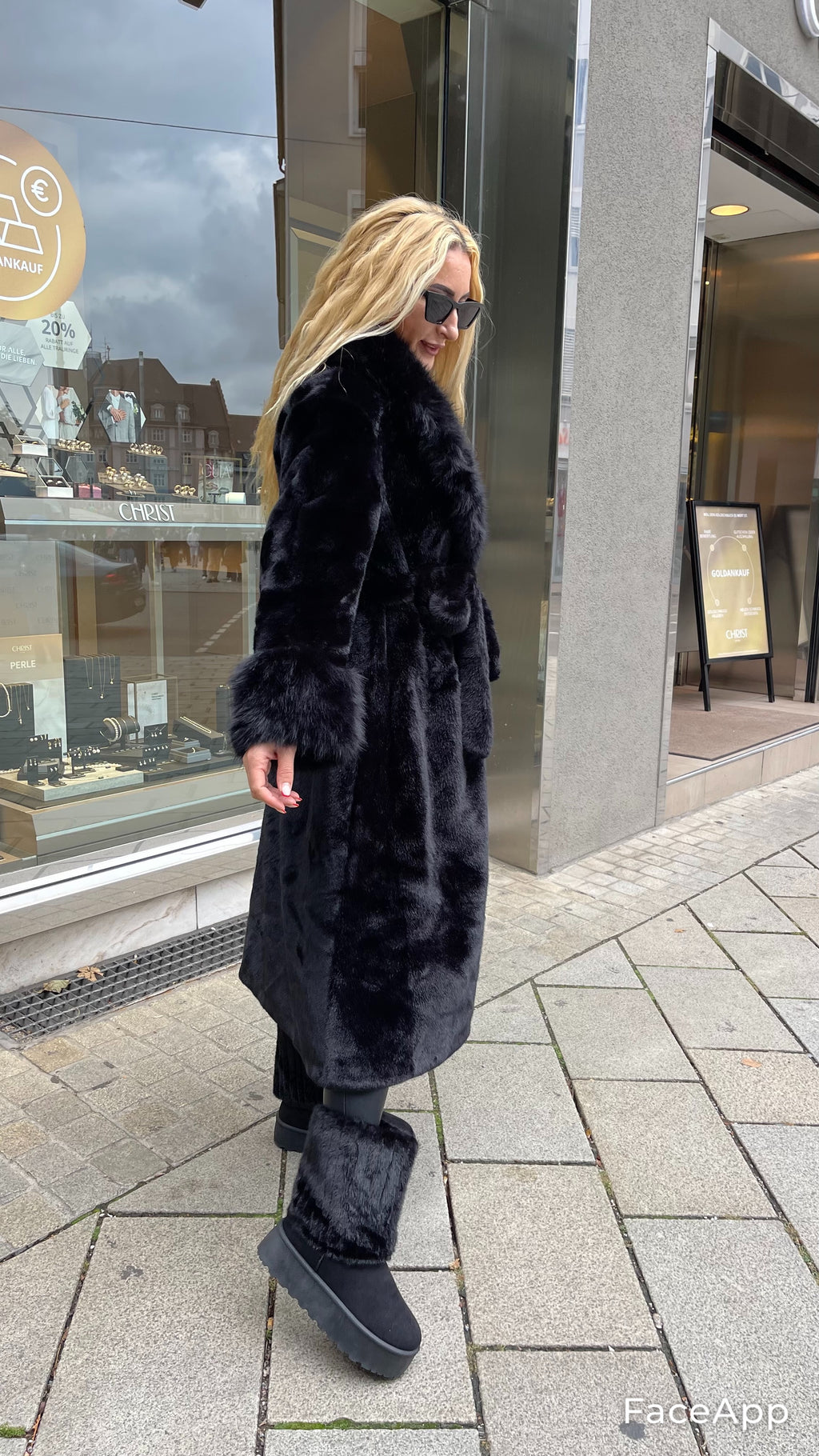 LUXURIÖSER WINTERMANTEL IN SCHWARZ