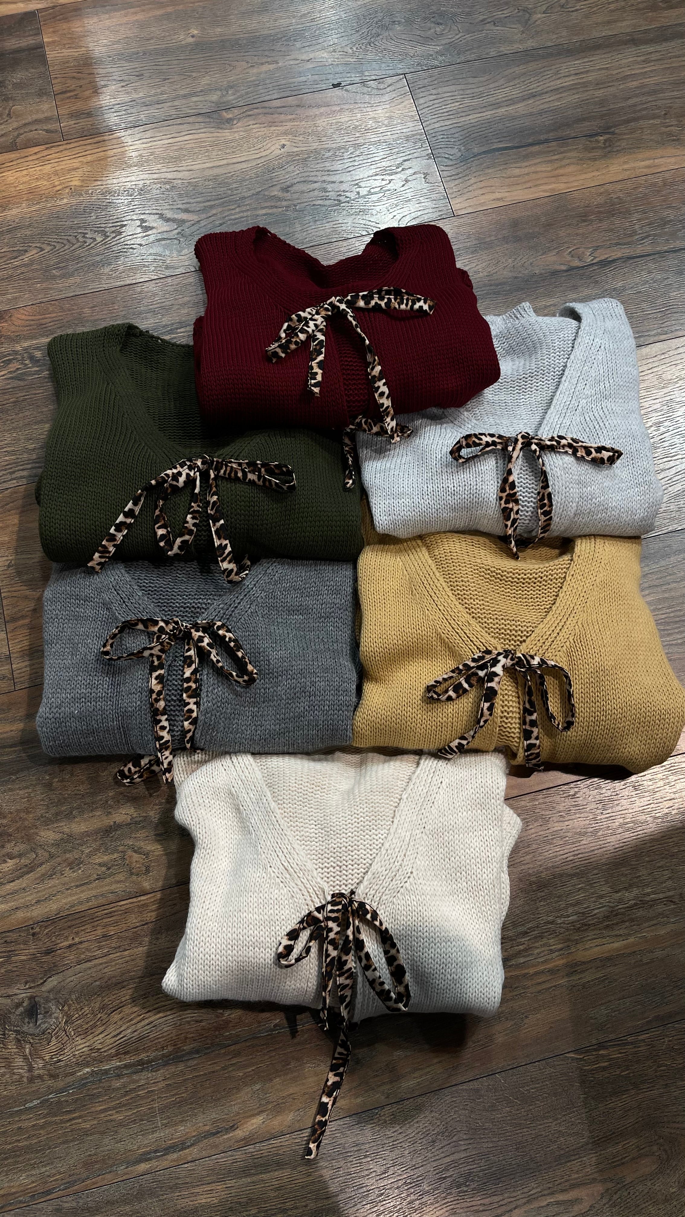 STRICK-CARDIGAN MIT LEOPARDEN-SCHLEIFEN – KHAKI