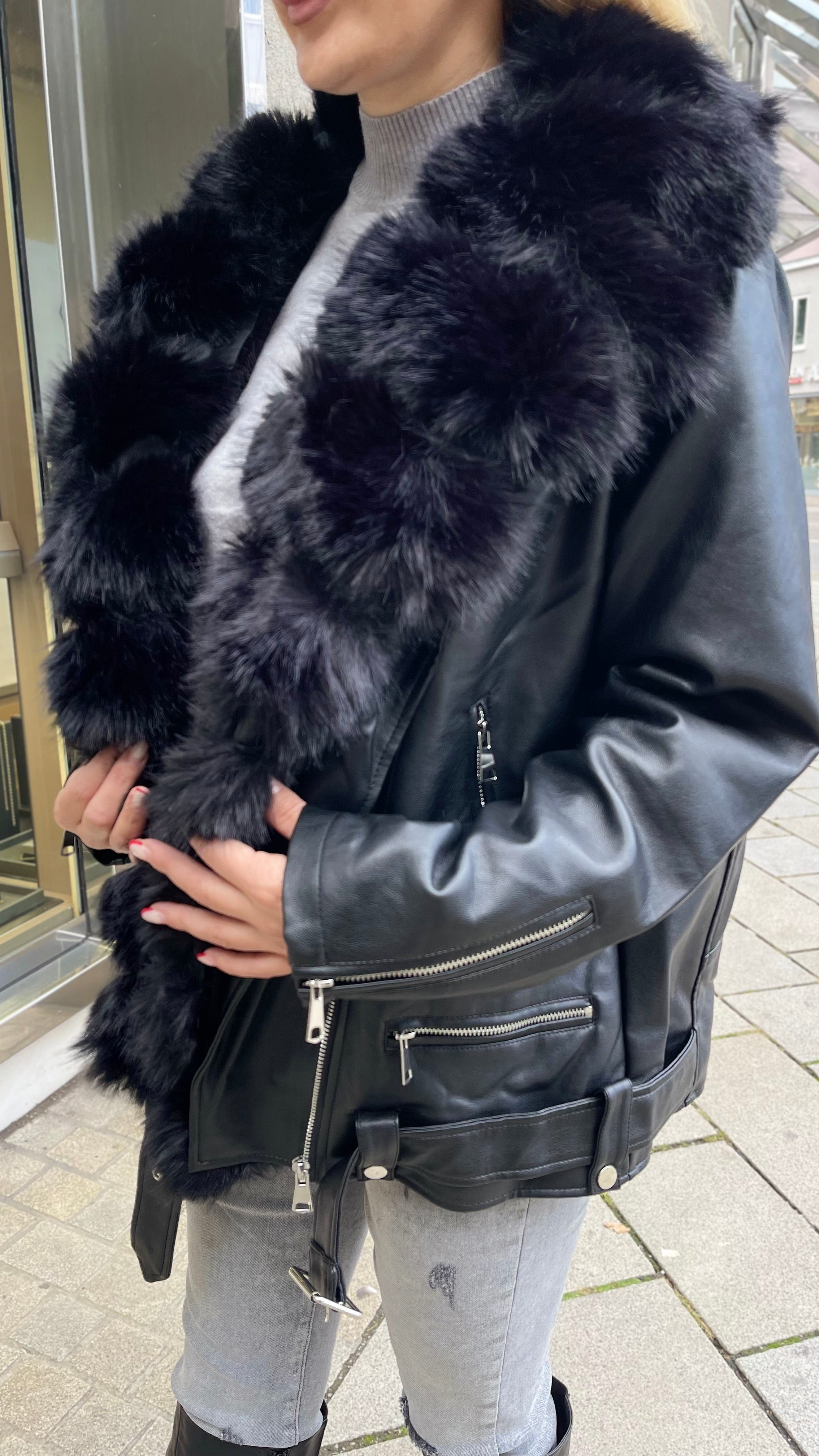 GEFÜTTERTE LEDERJACKE  MIT FELL IN SCHWARZ