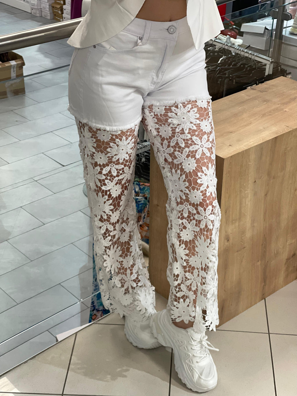 Jeans Vera mit Spitze Stickerei