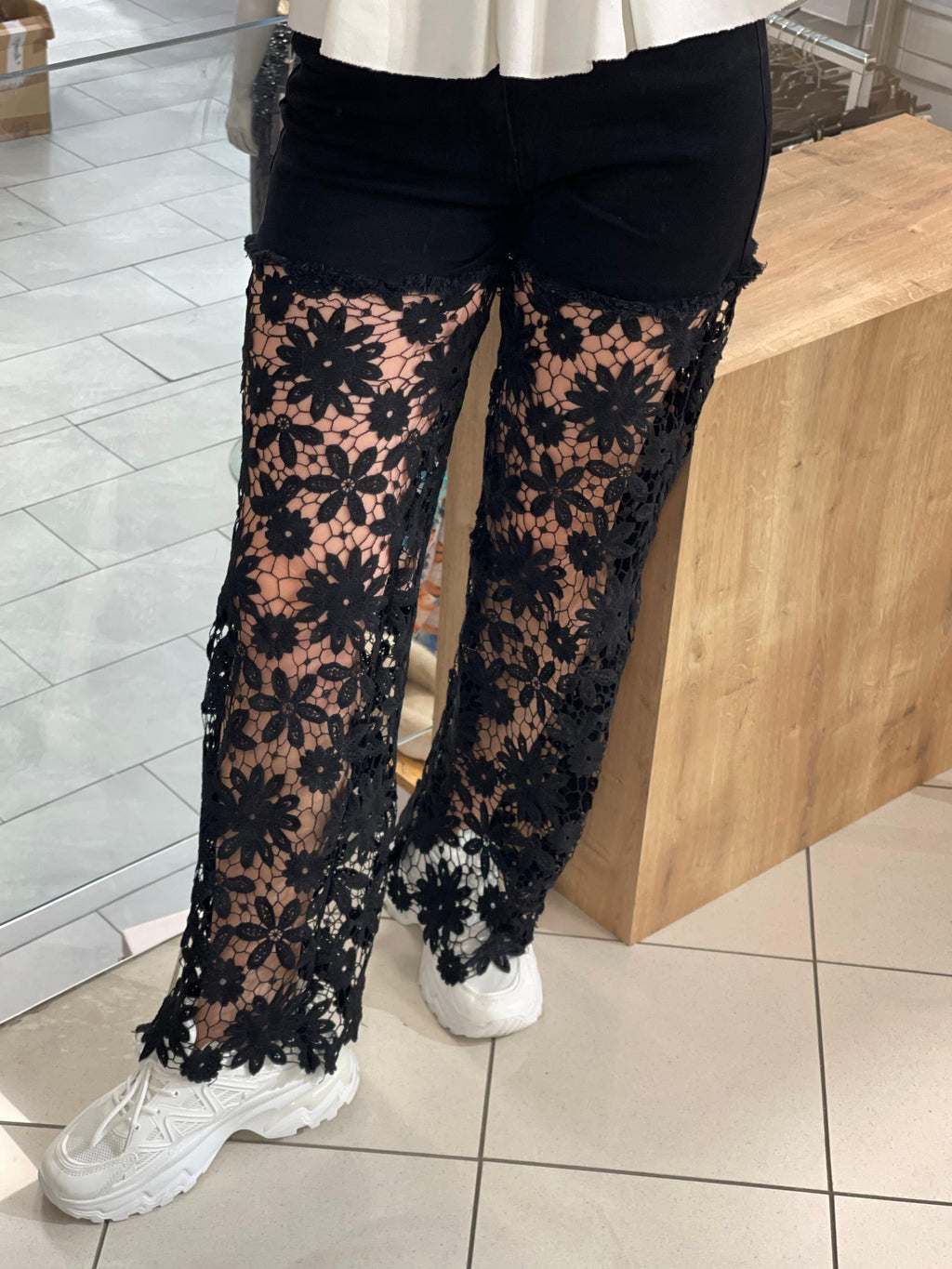 Jeans Vera mit Spitze Stickerei