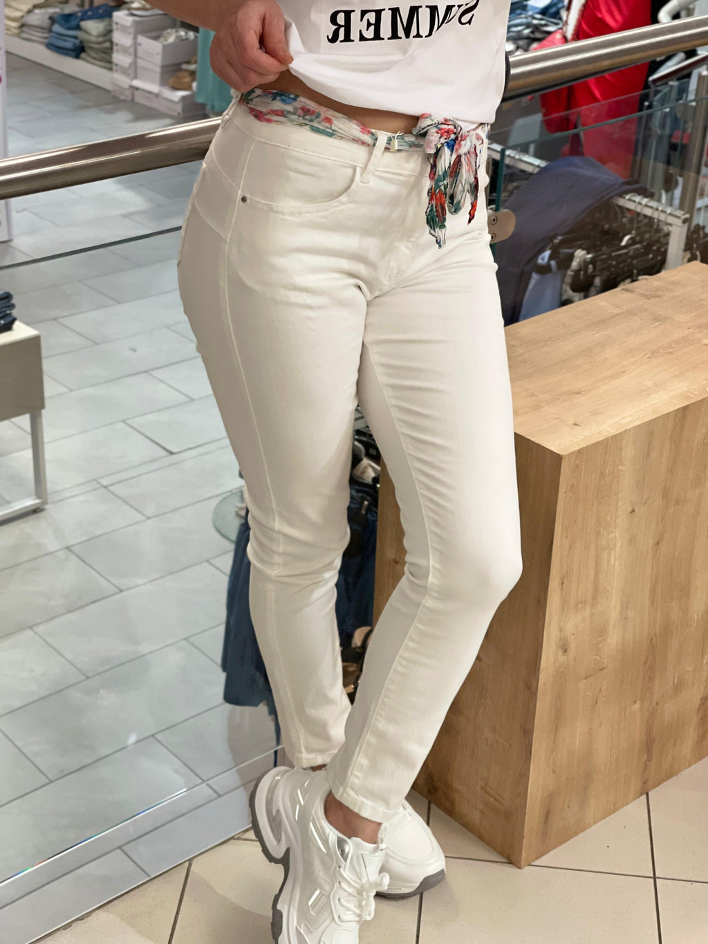 Jeans mit Blumengürtel Hudda