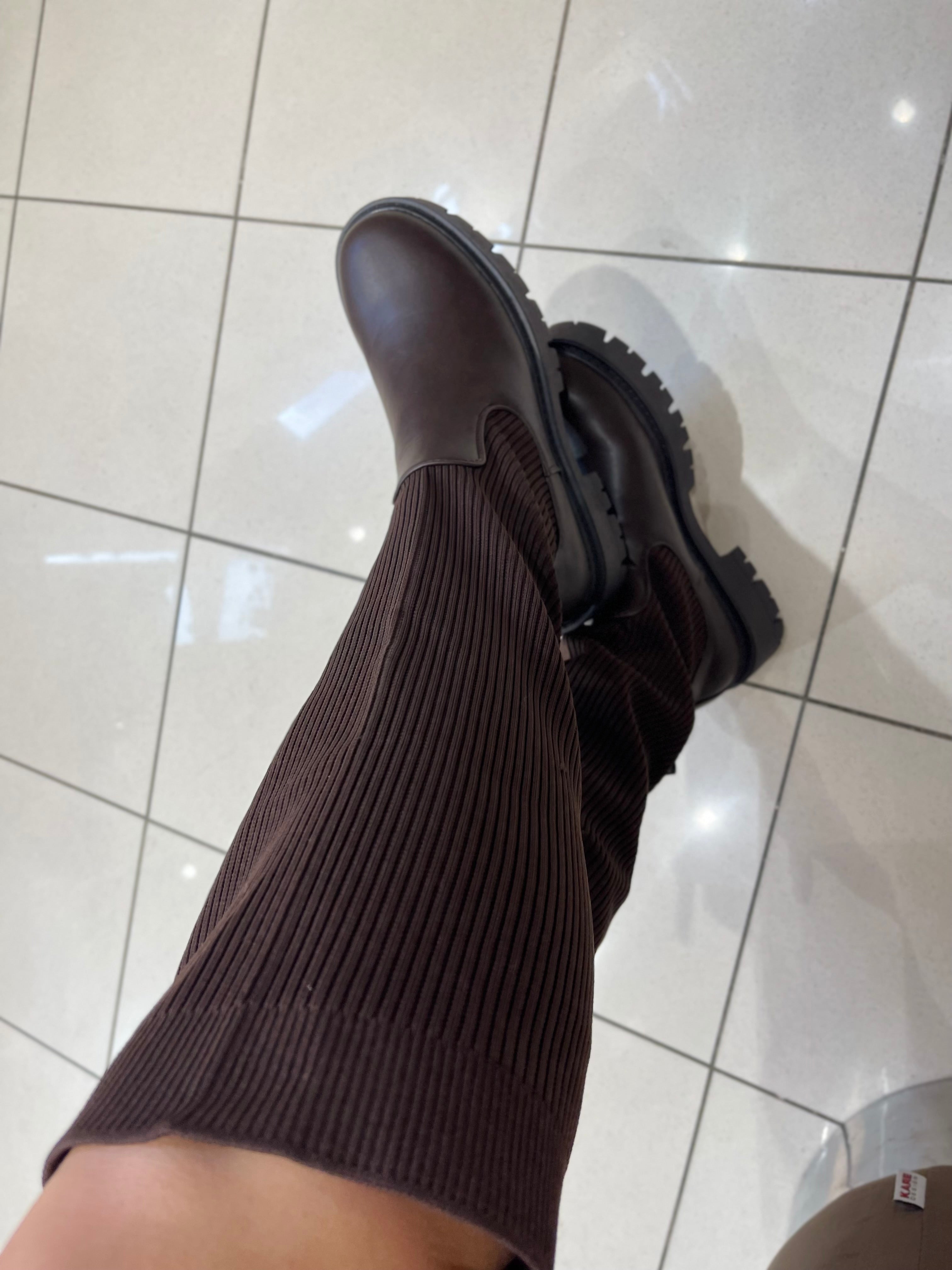 STIEFEL MIT STRICK-DETAIL IN BRAUN