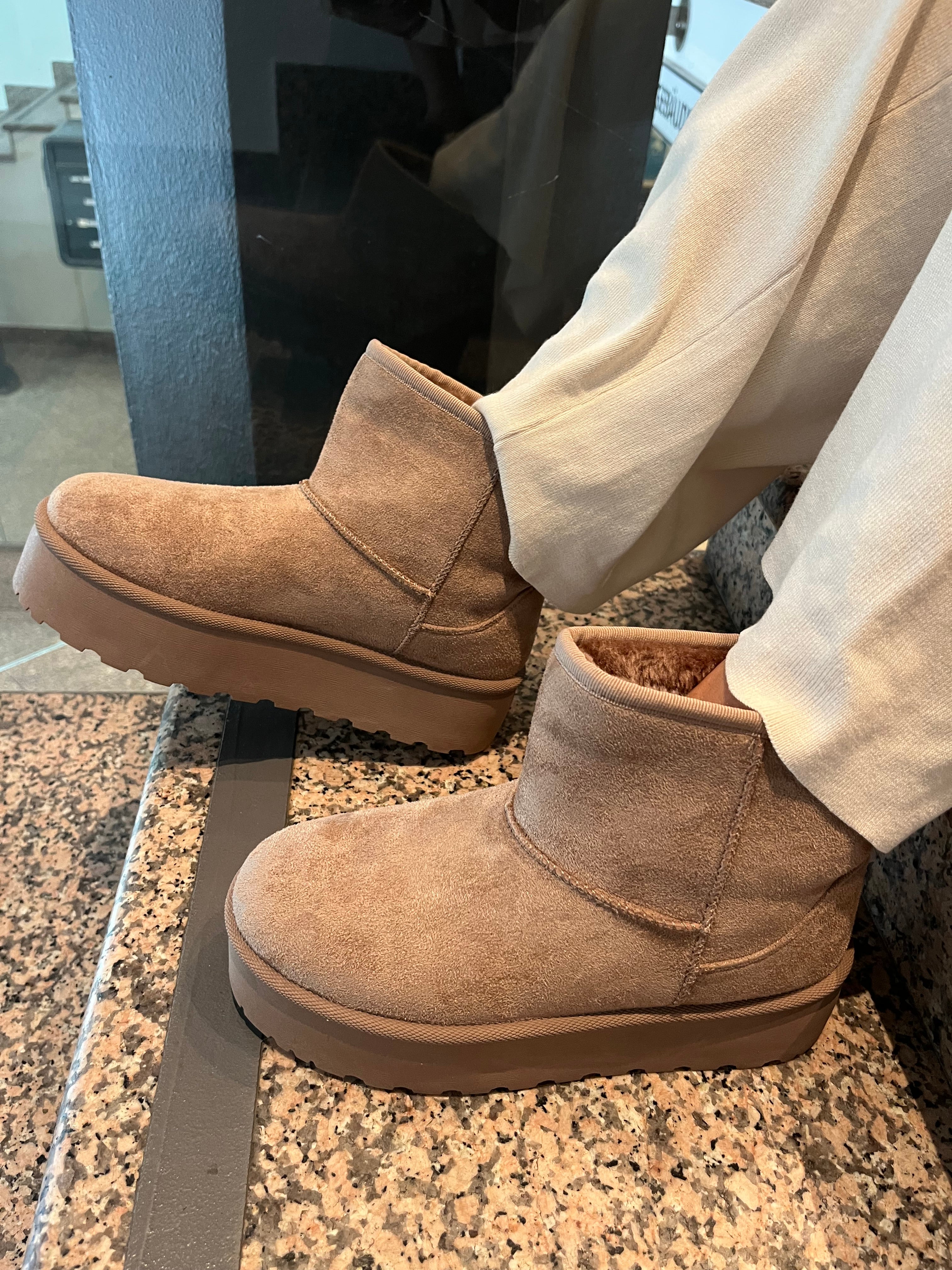 GEFÜTTERTE PLATEAU BOOTS IN TAUPE