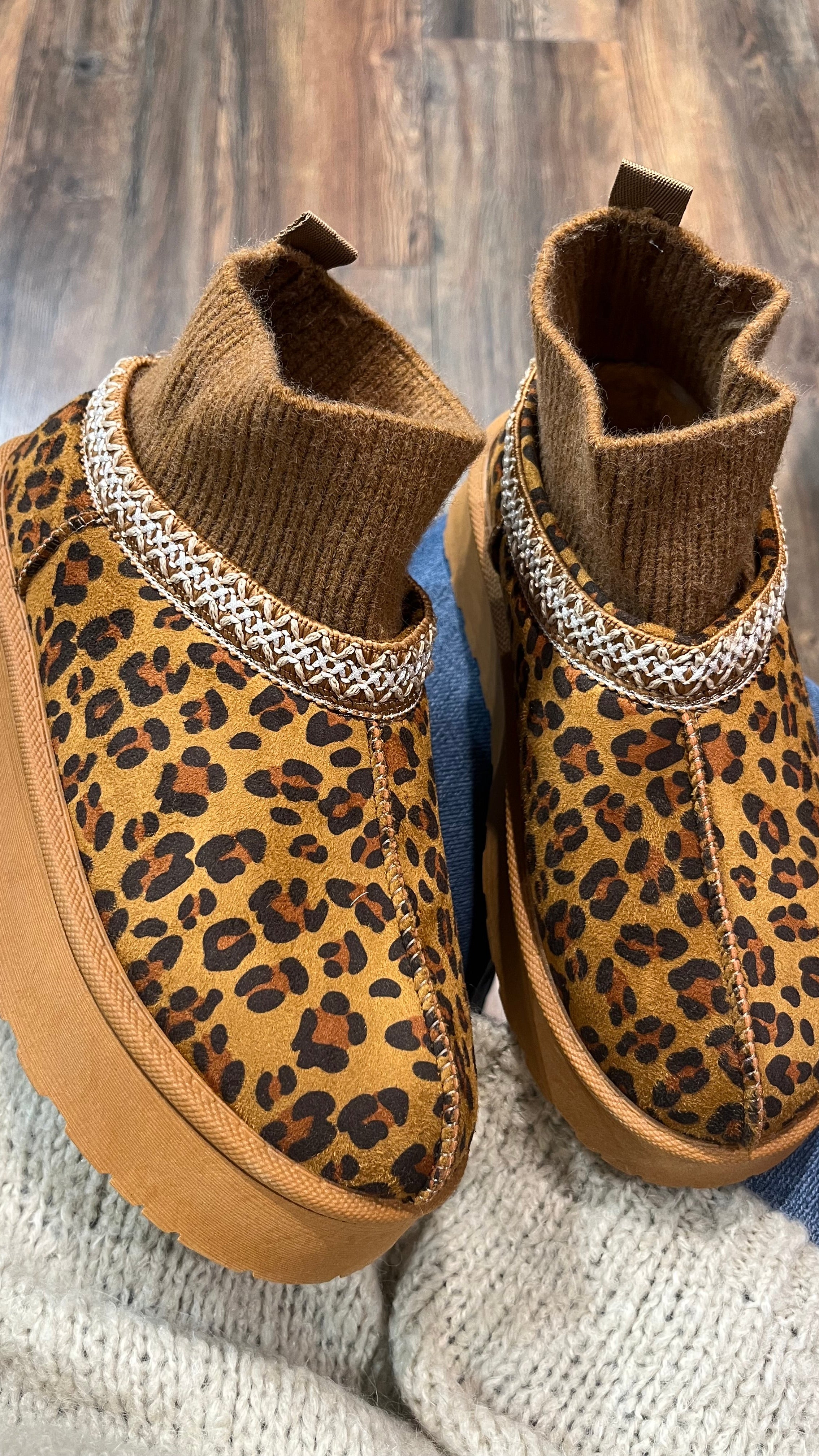GEFÜTTERTE PLATEAU BOOTS IN LEO