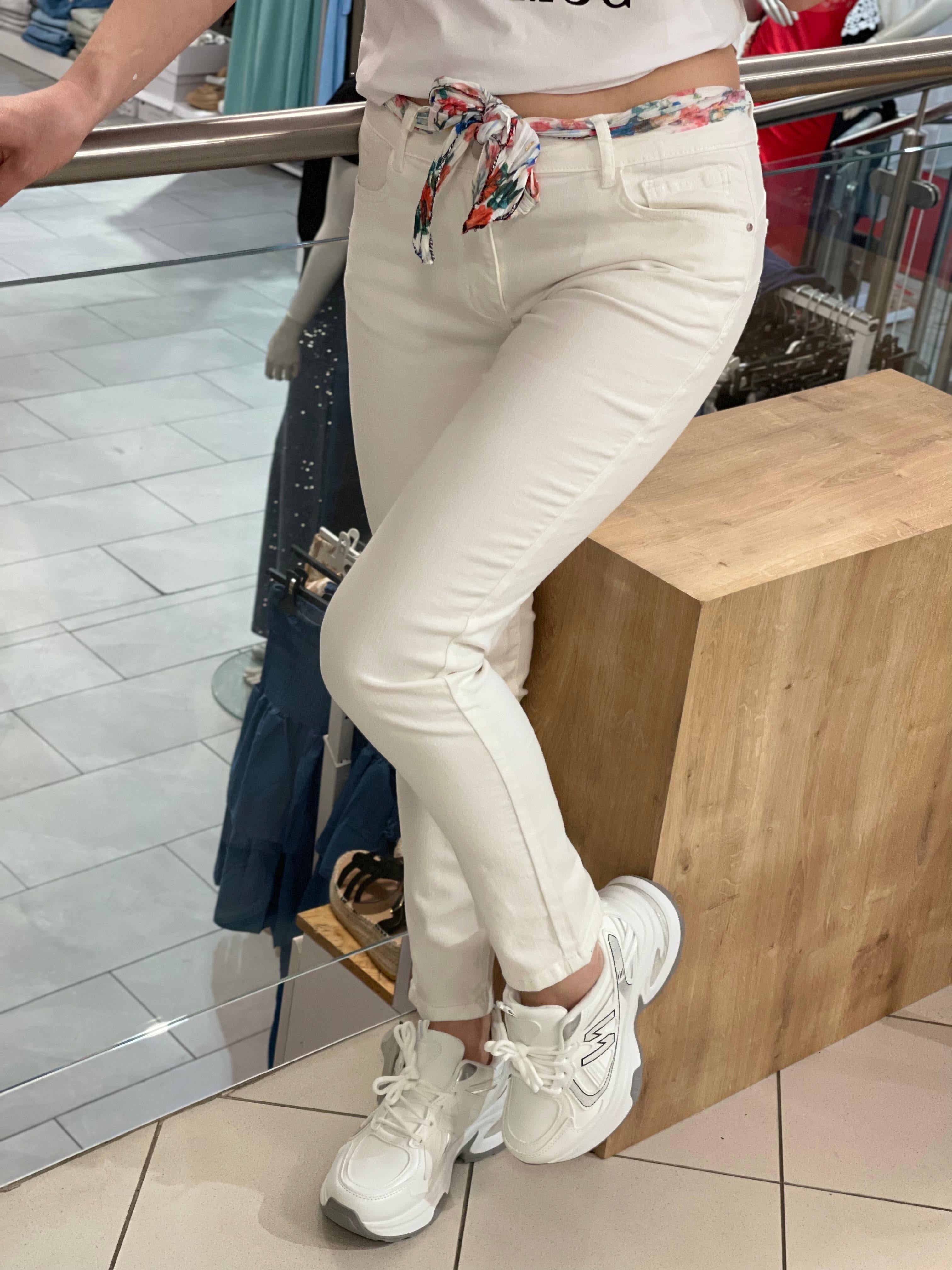 Jeans mit Blumengürtel Hudda