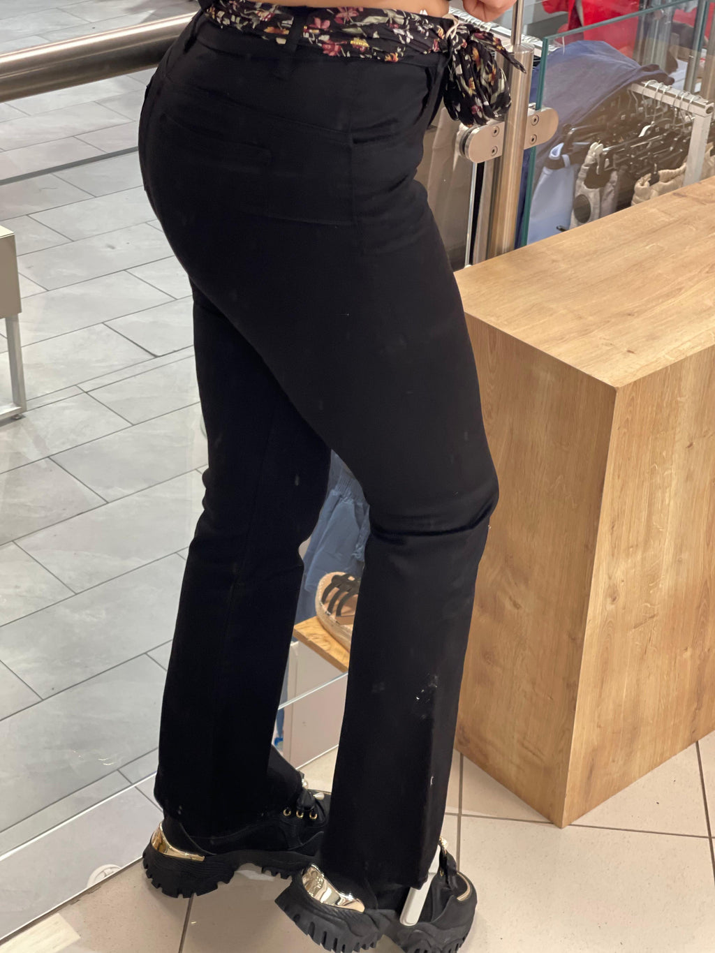 Jeans mit Blumengürtel Hudda
