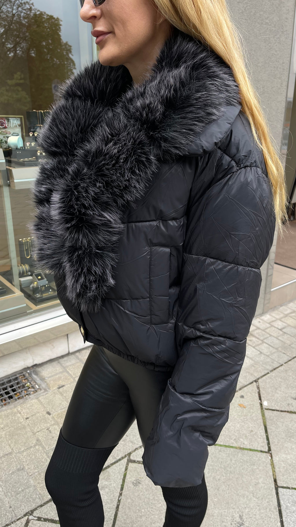 STEPPJACKE MIT FELL IN SCHWARZ