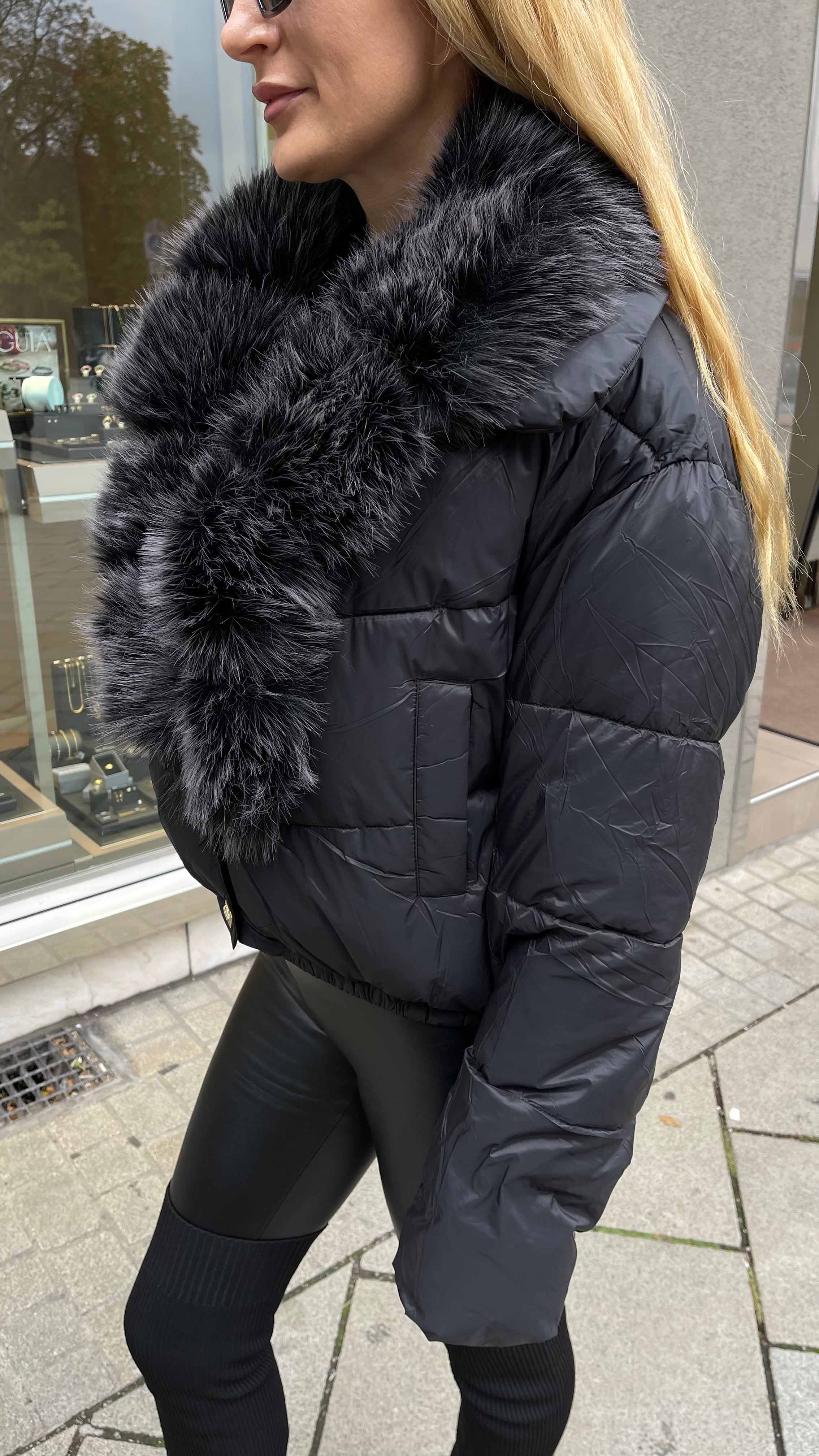STEPPJACKE MIT FELL IN SCHWARZ