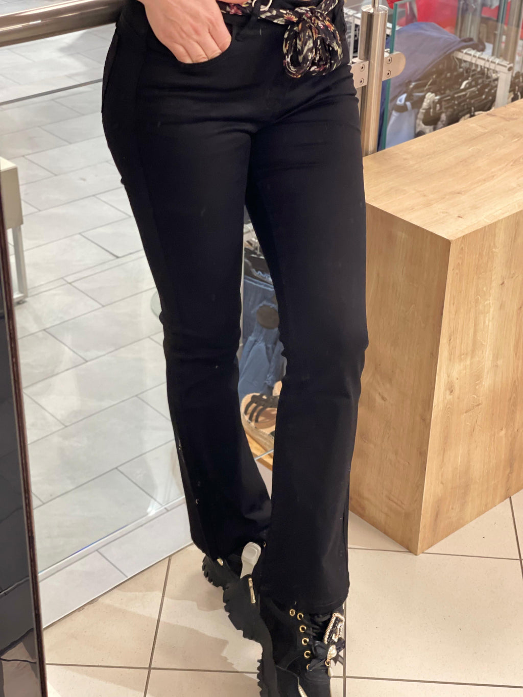 Jeans mit Blumengürtel Hudda