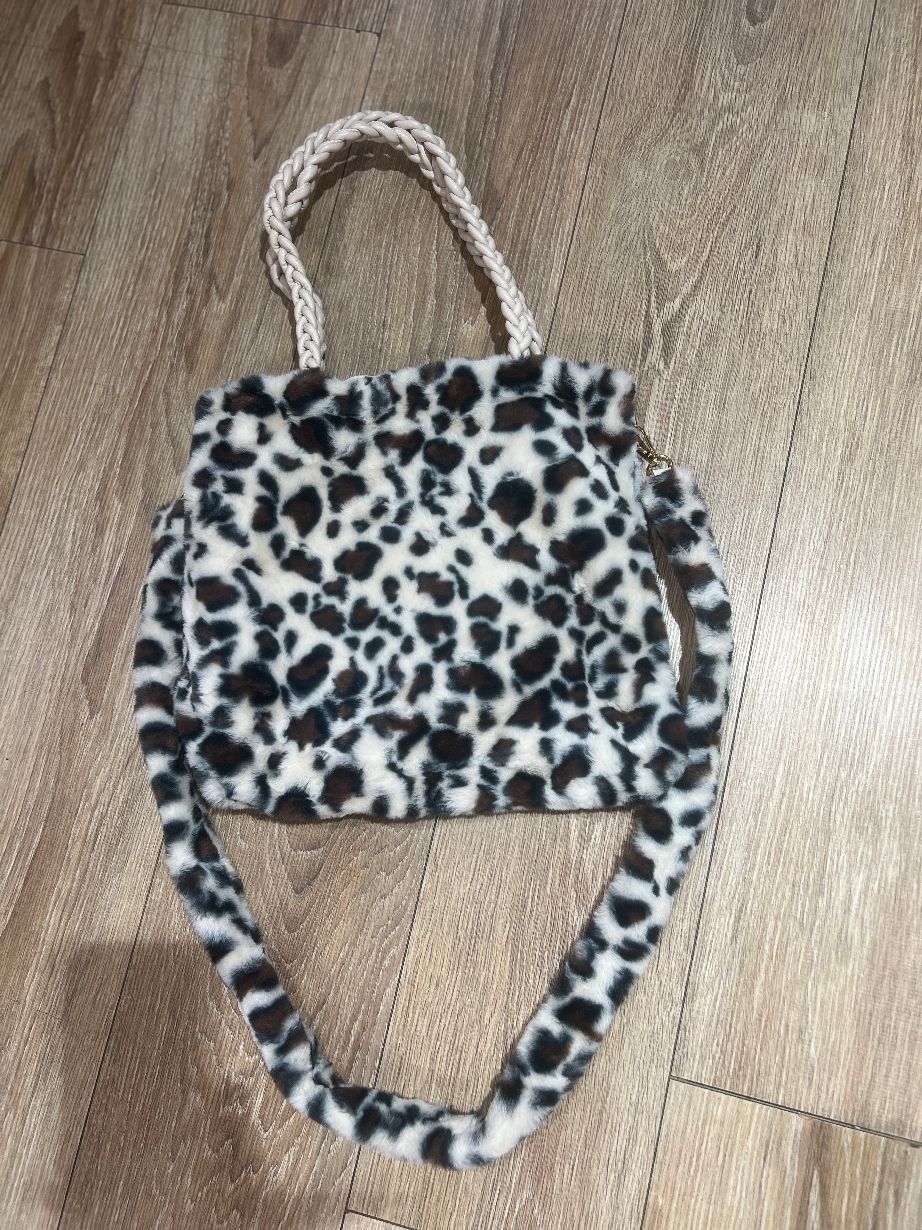 LEO TASCHE LILLY