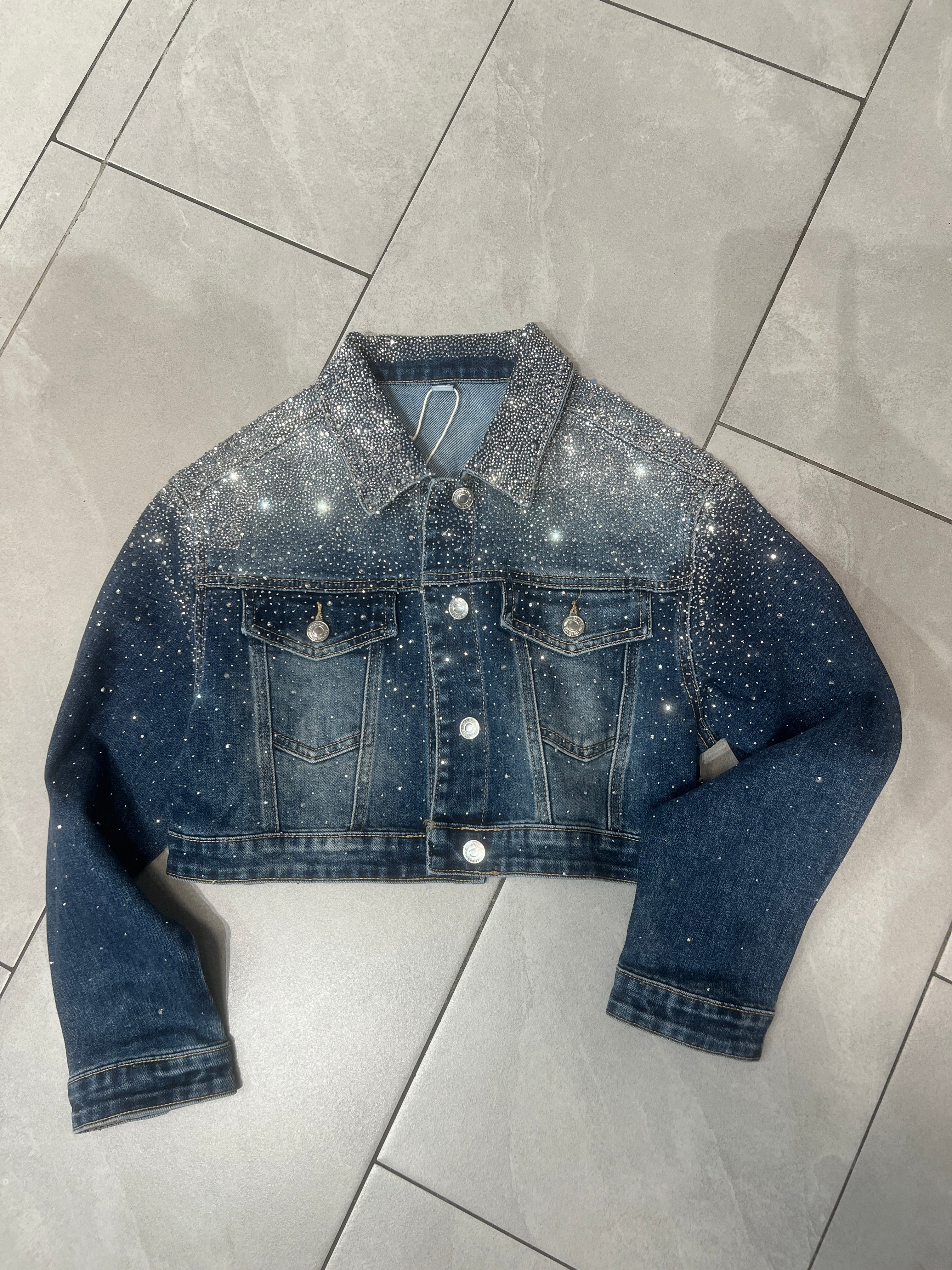 GLAMOURÖSE DENIM-JACKE MIT FUNKELNDEN STRASS