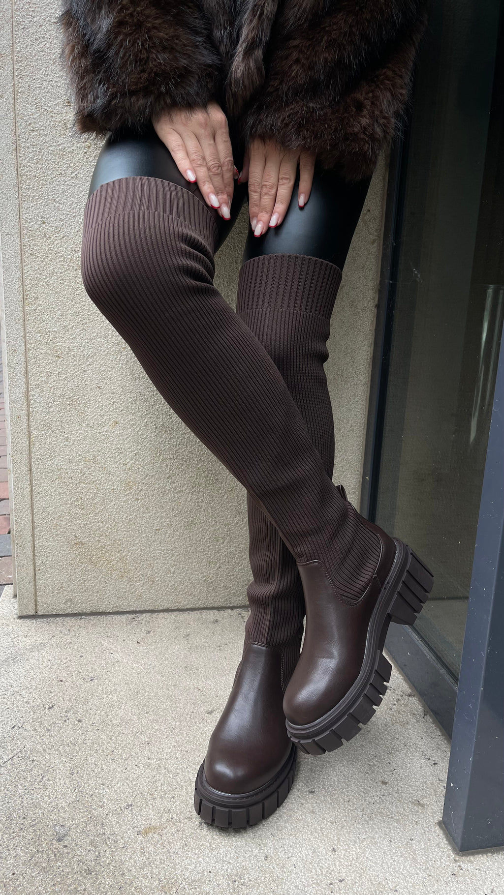 OVERKNEE-STIEFEL MIT STRICK-DETAIL IN BRAUN