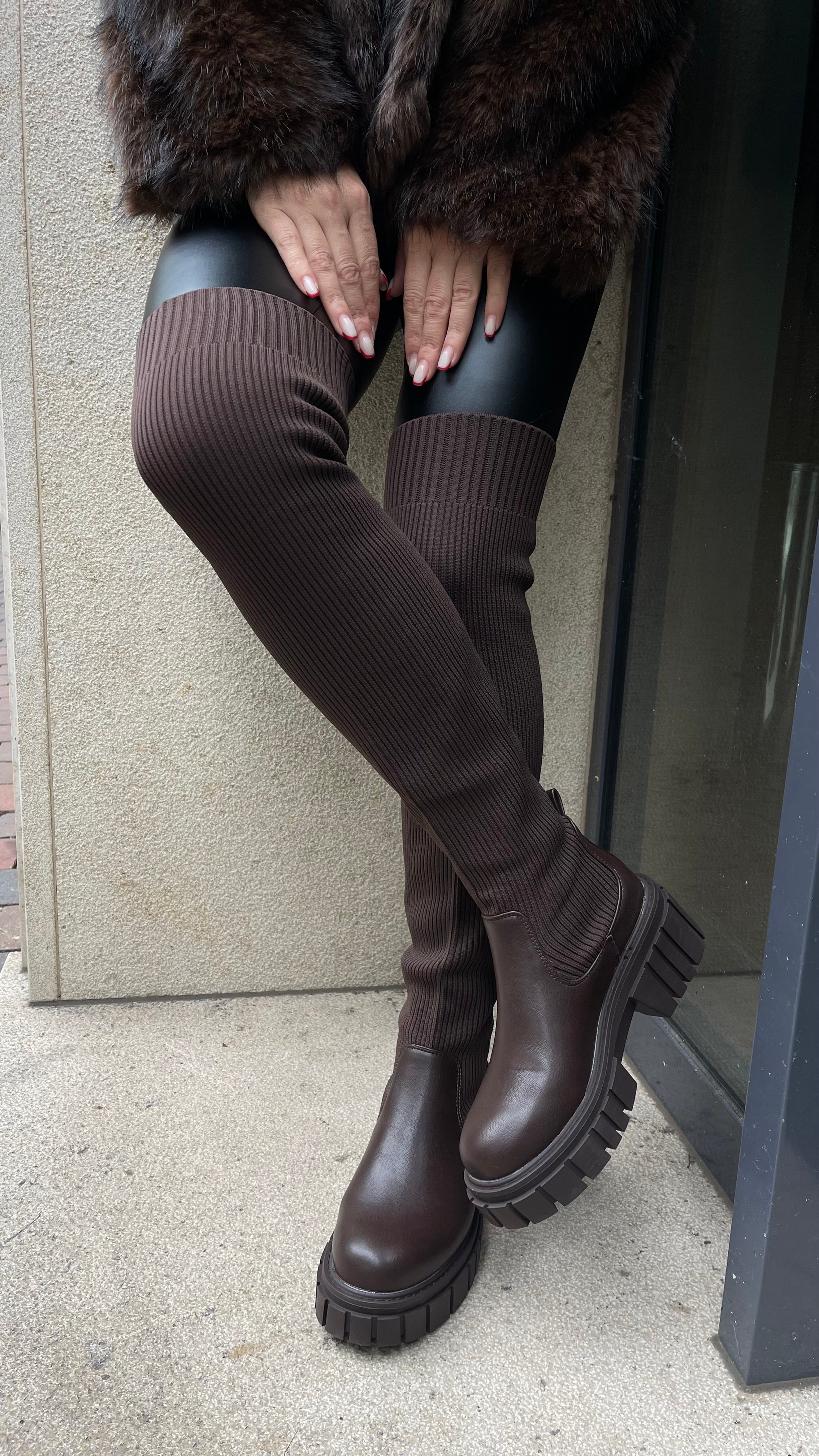 OVERKNEE-STIEFEL MIT STRICK-DETAIL IN BRAUN