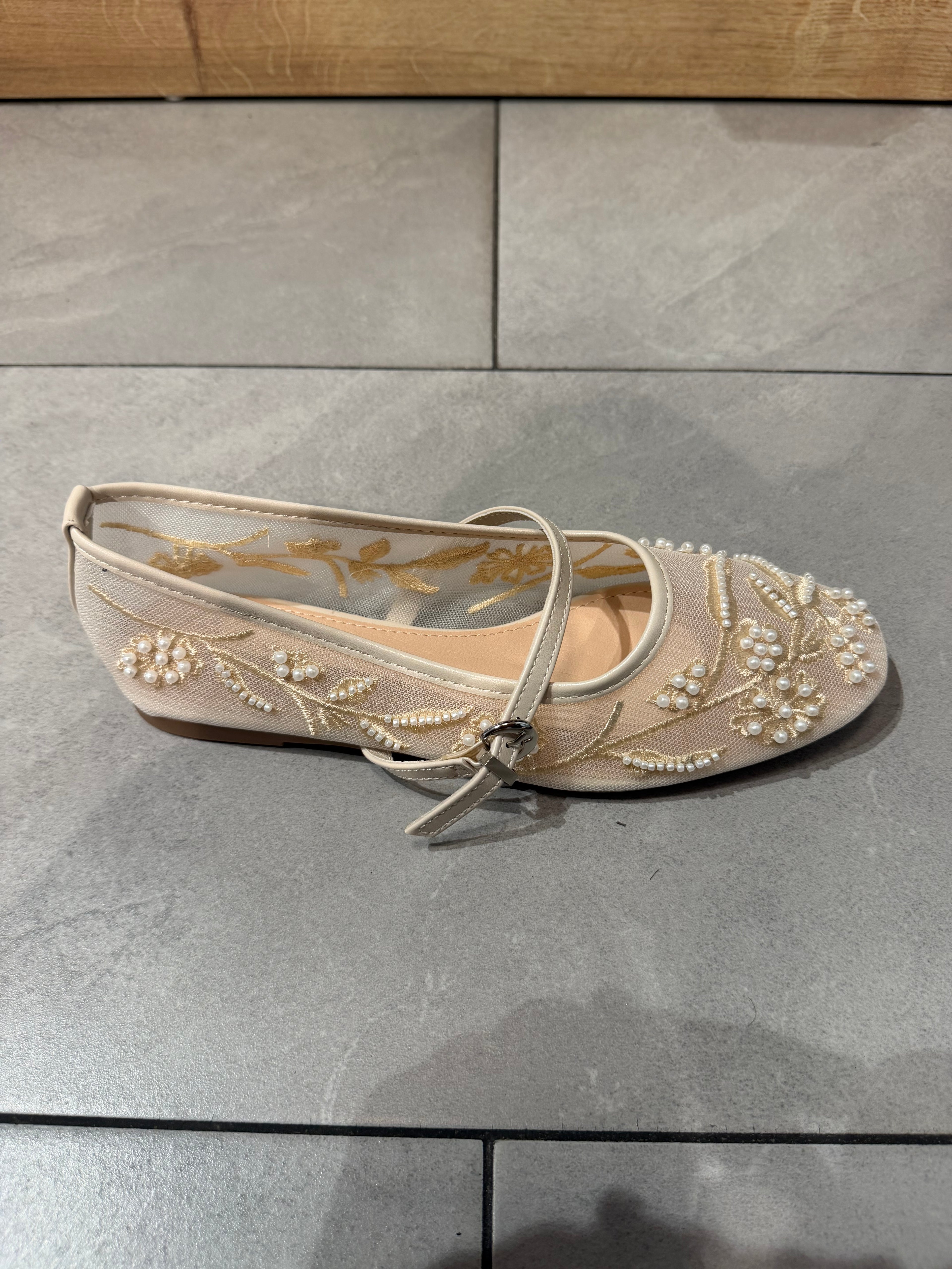 Ballerina mit Perlen
